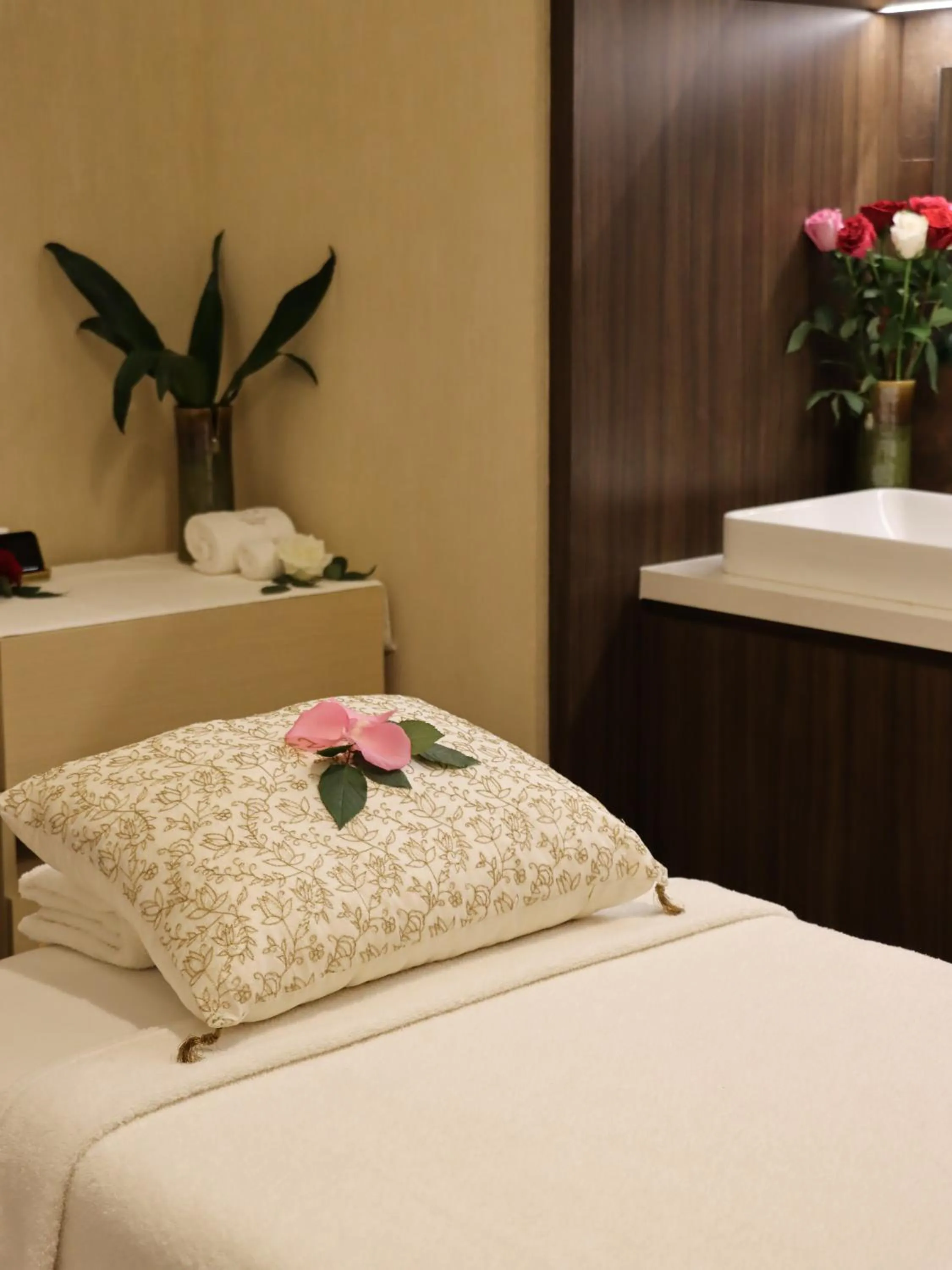 Spa and wellness centre/facilities, Bed in Taj Jumeirah Lakes Towers