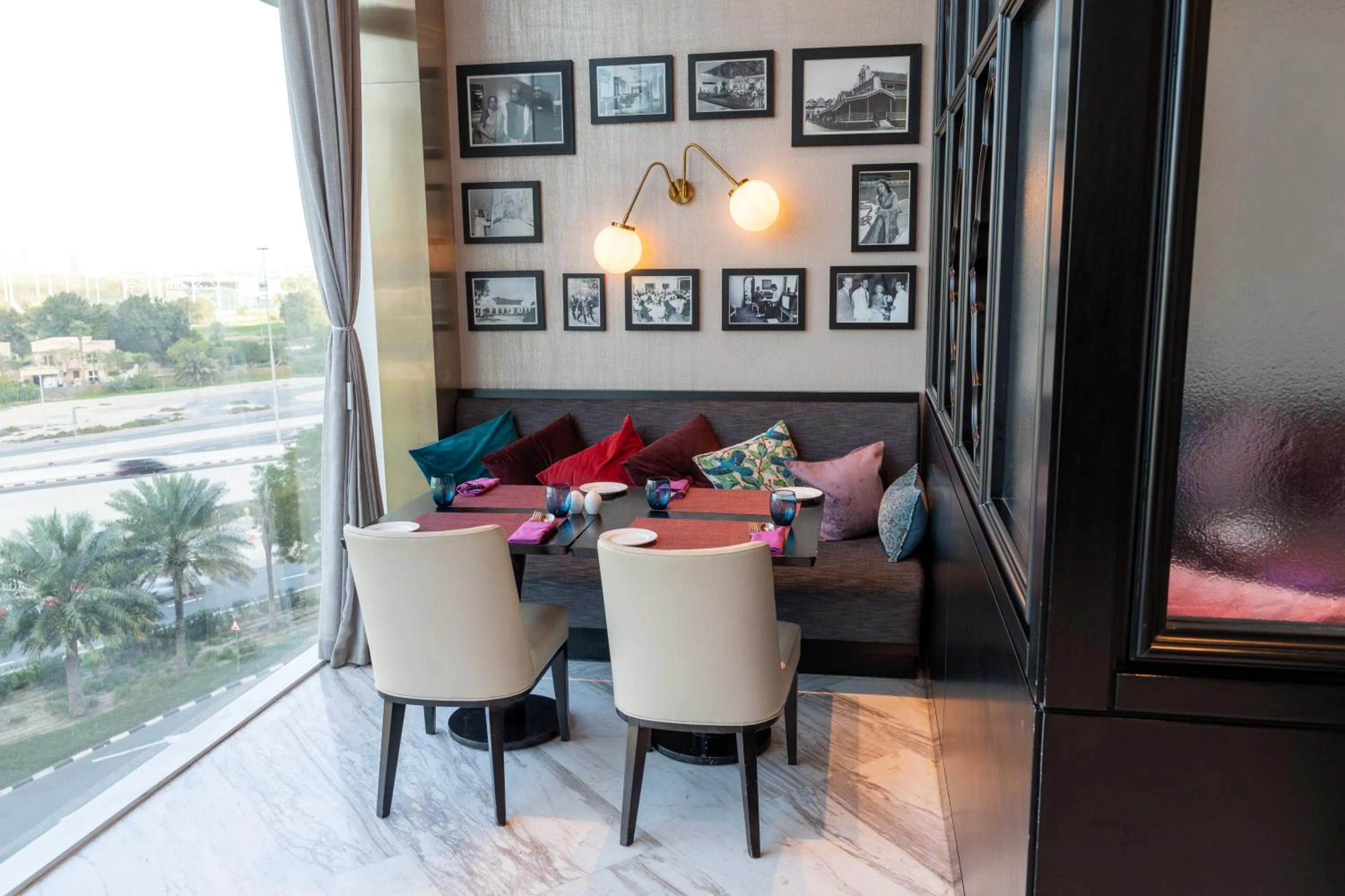 Restaurant/places to eat in Taj Jumeirah Lakes Towers