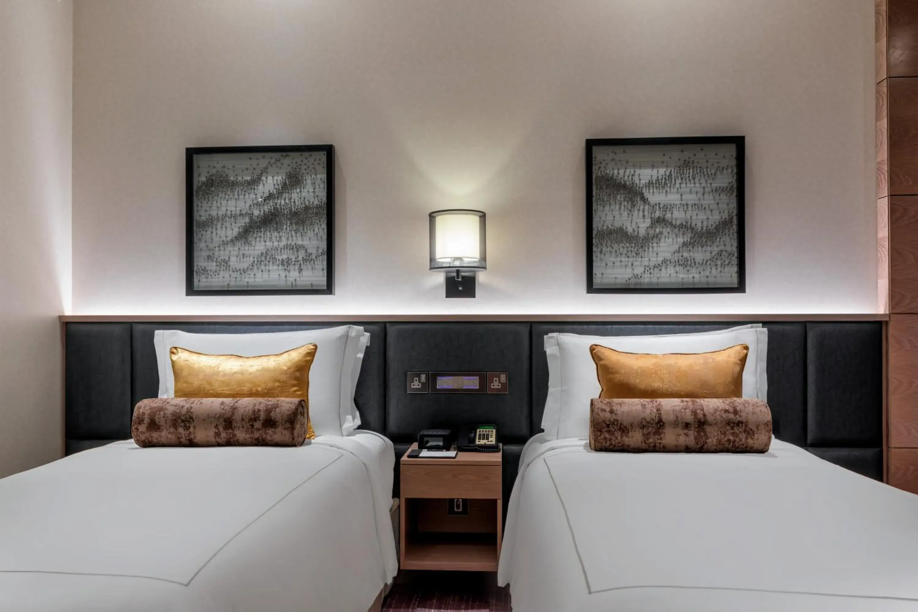 Superior Room Twin Bed in Taj Jumeirah Lakes Towers Superior Room Twin Bed in Taj Jumeirah Lakes Towers