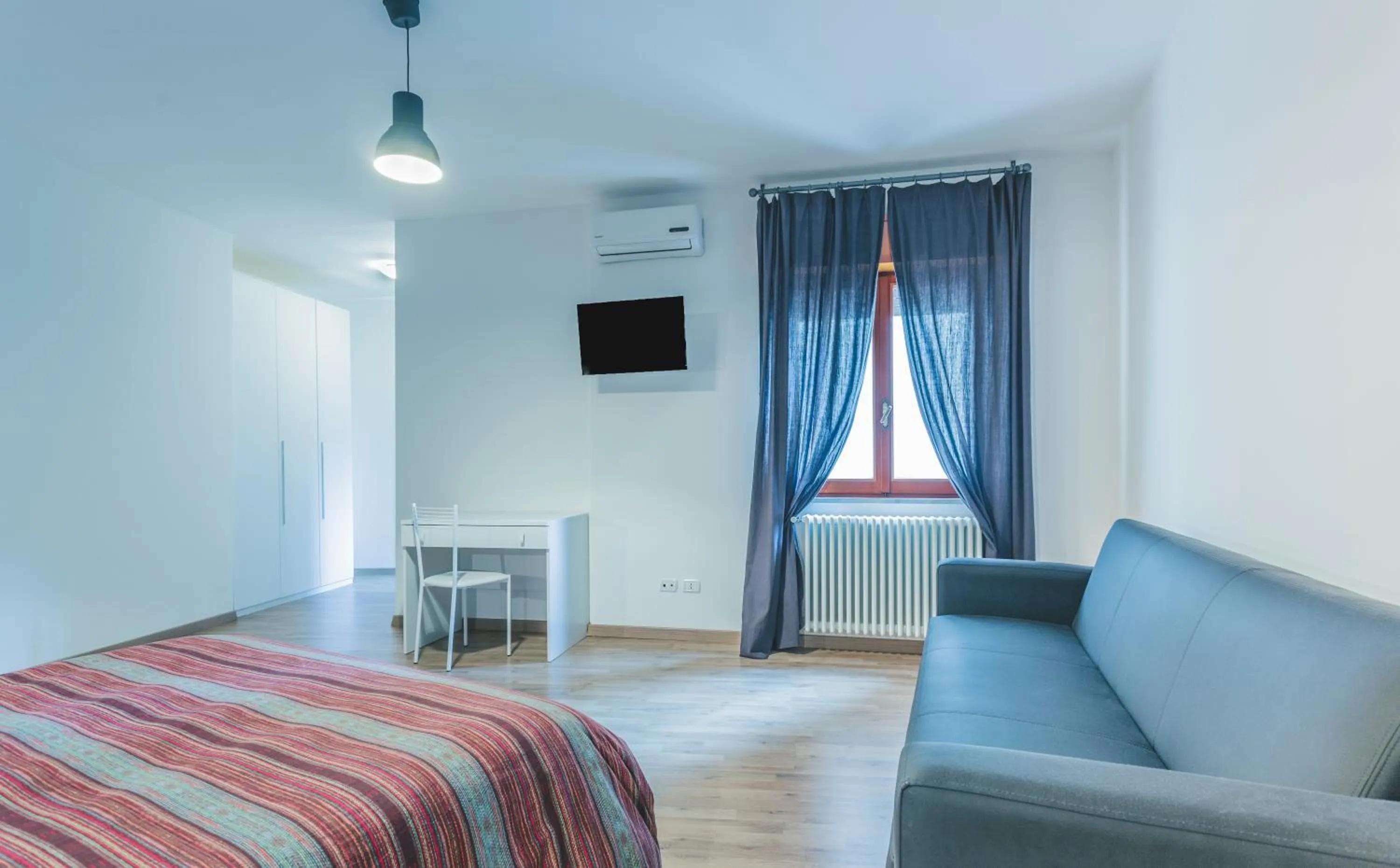 Photo of the whole room, Bed in La Postale