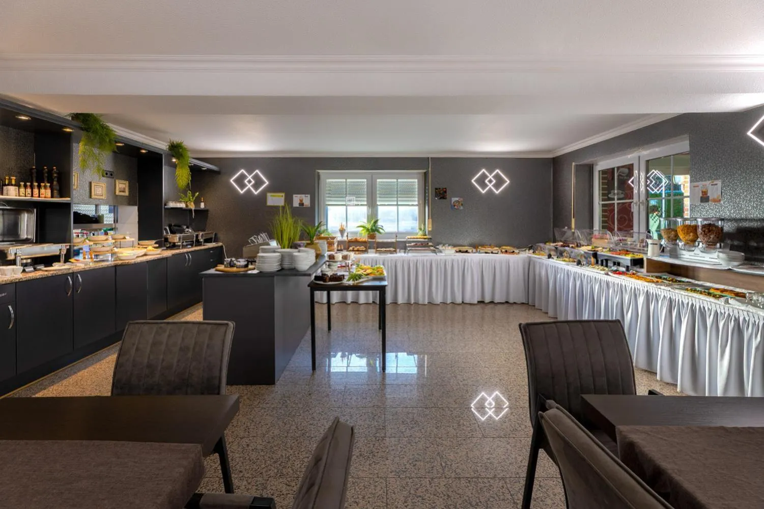 Restaurant/places to eat in DUA Hotel