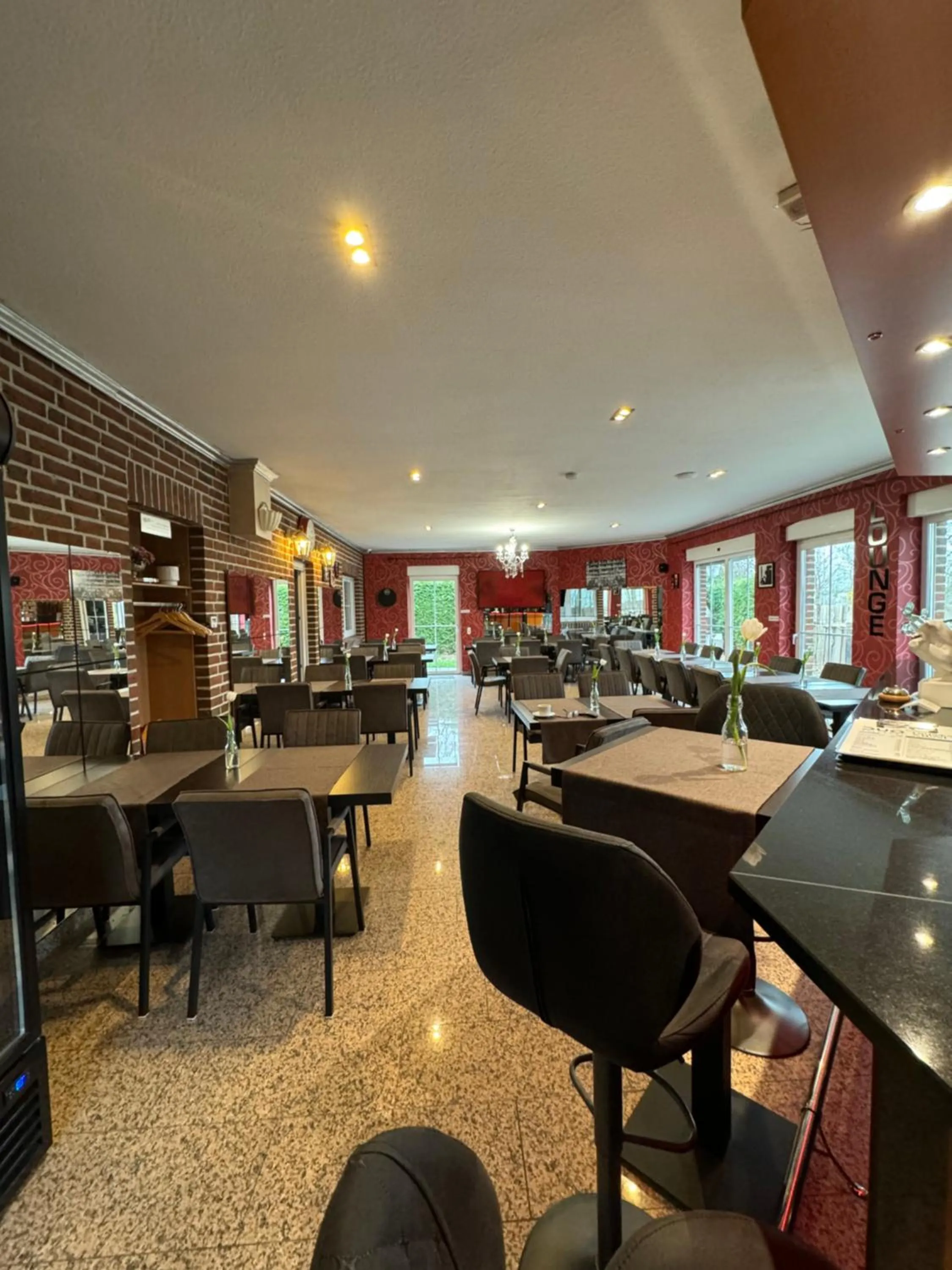 Restaurant/places to eat in DUA Hotel