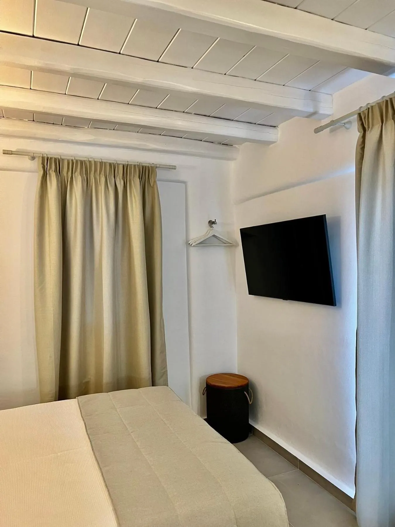 TV and multimedia, Bed in Sofos Suites Mykonos