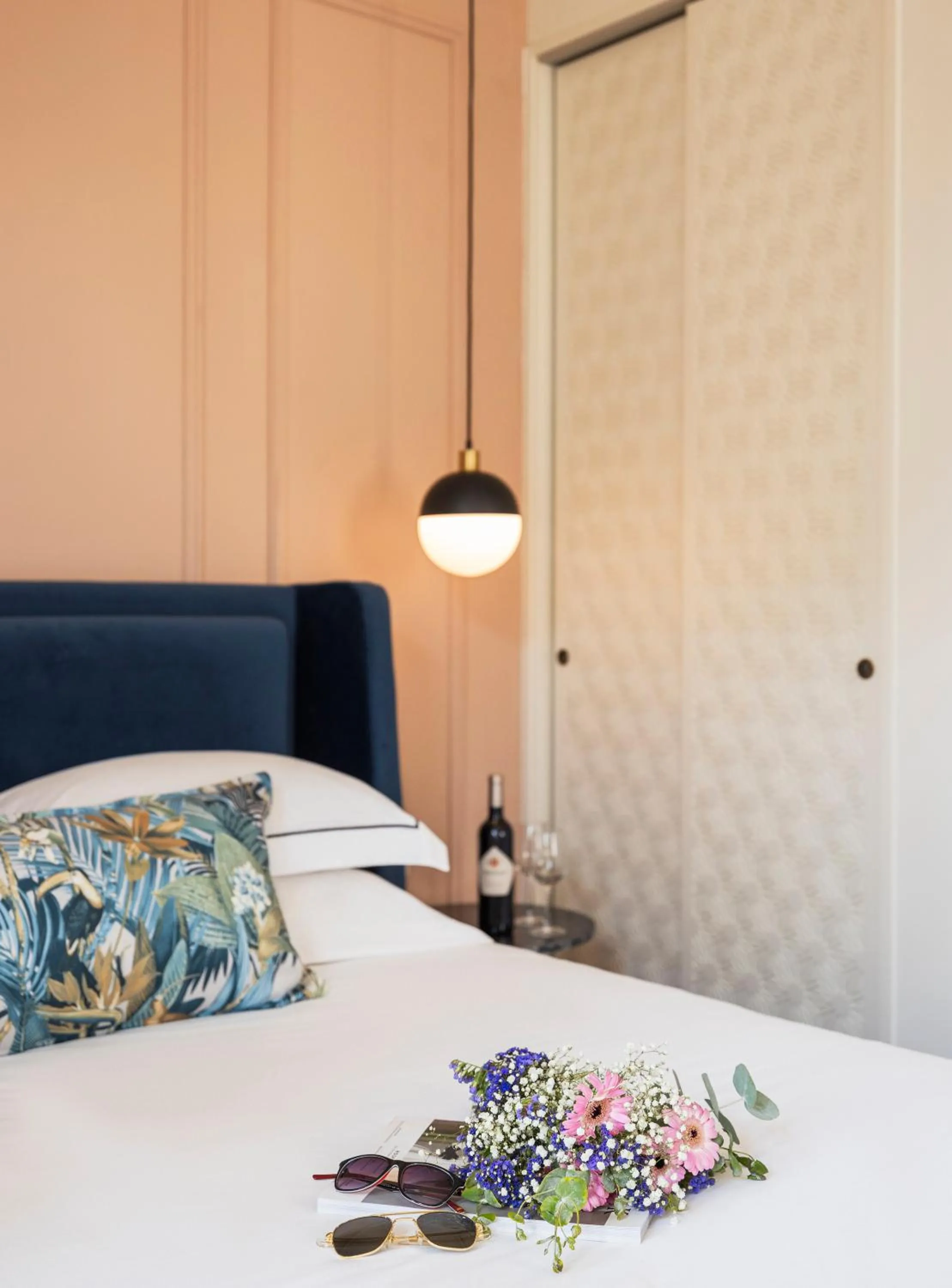 Bed in Villa Albi - Machne Yehuda Hotel