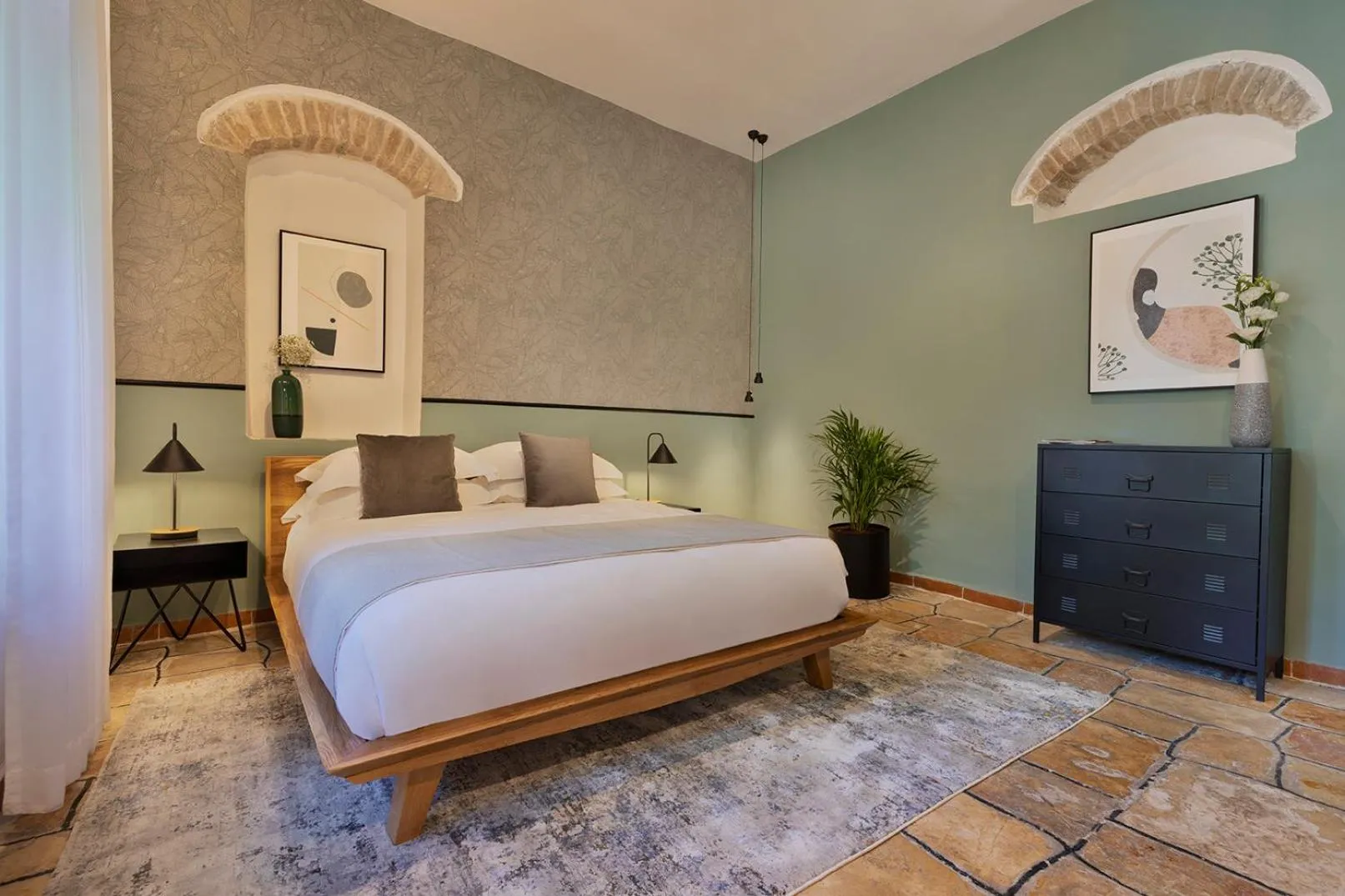 Bed in Villa Albi - Machne Yehuda Hotel
