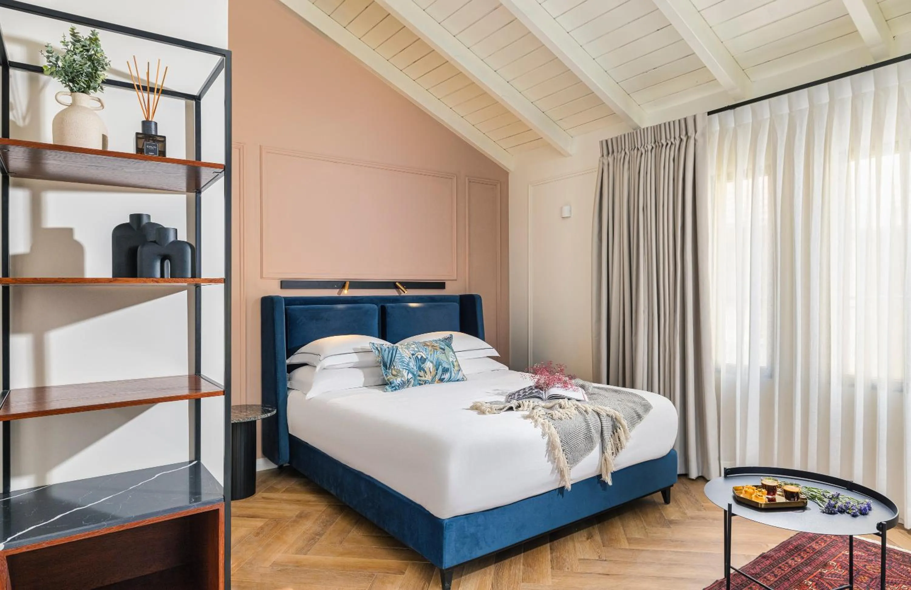 Bed in Villa Albi - Machne Yehuda Hotel