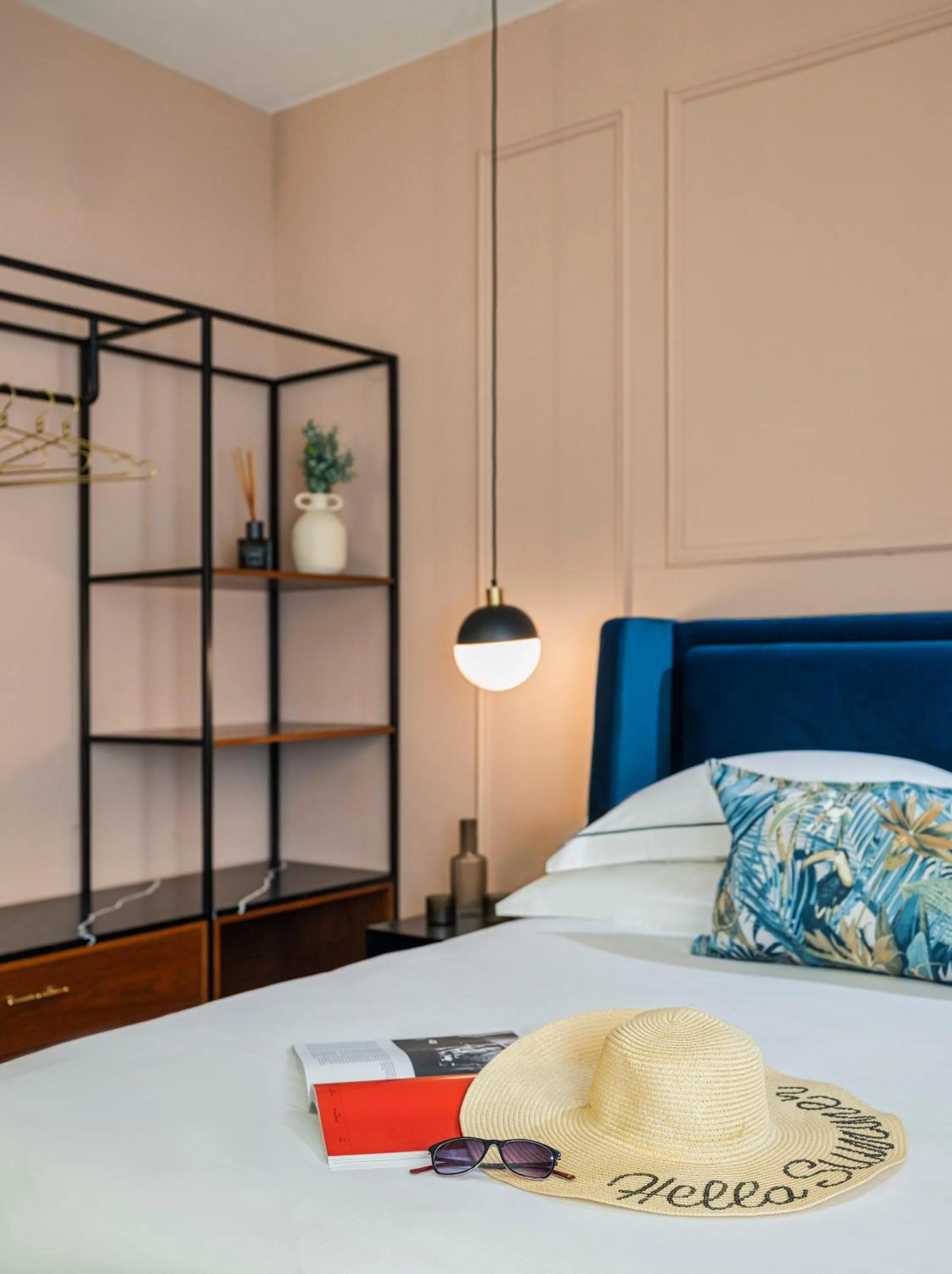 Bed in Villa Albi - Machne Yehuda Hotel