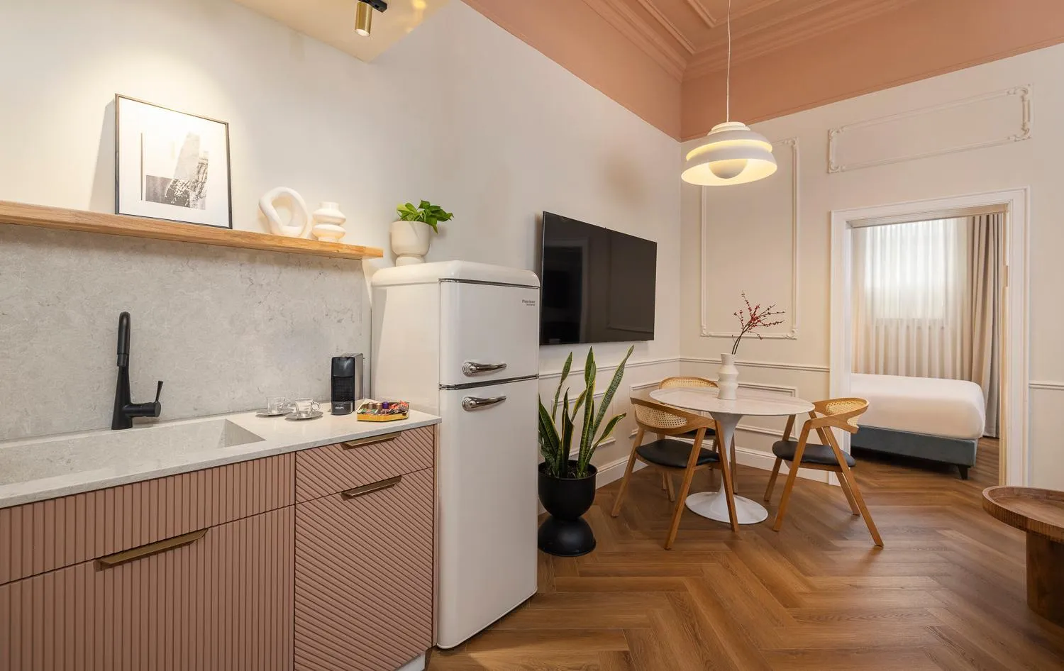 Living room, Bed in Villa Albi - Machne Yehuda Hotel