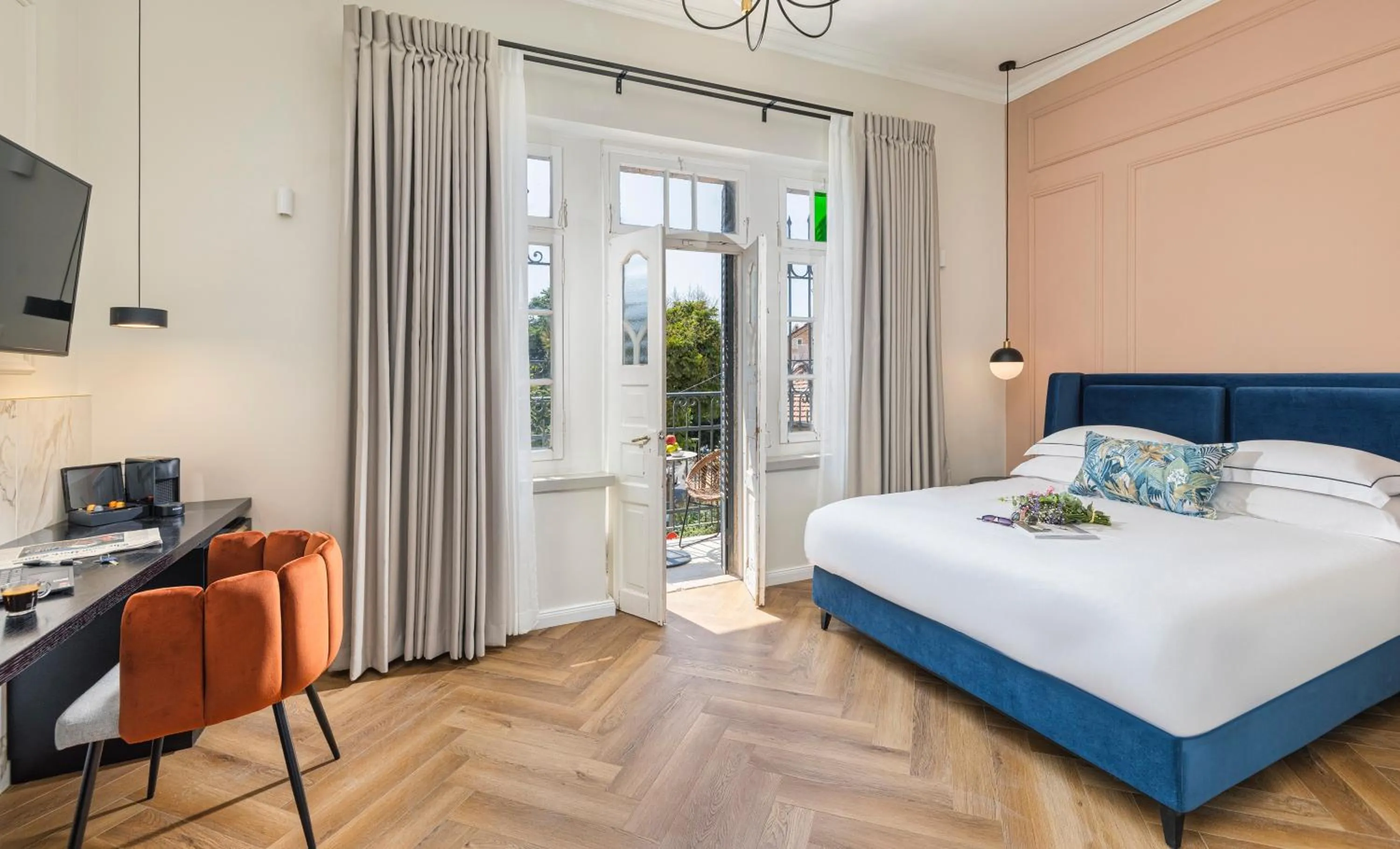 Photo of the whole room, Bed in Villa Albi - Machne Yehuda Hotel