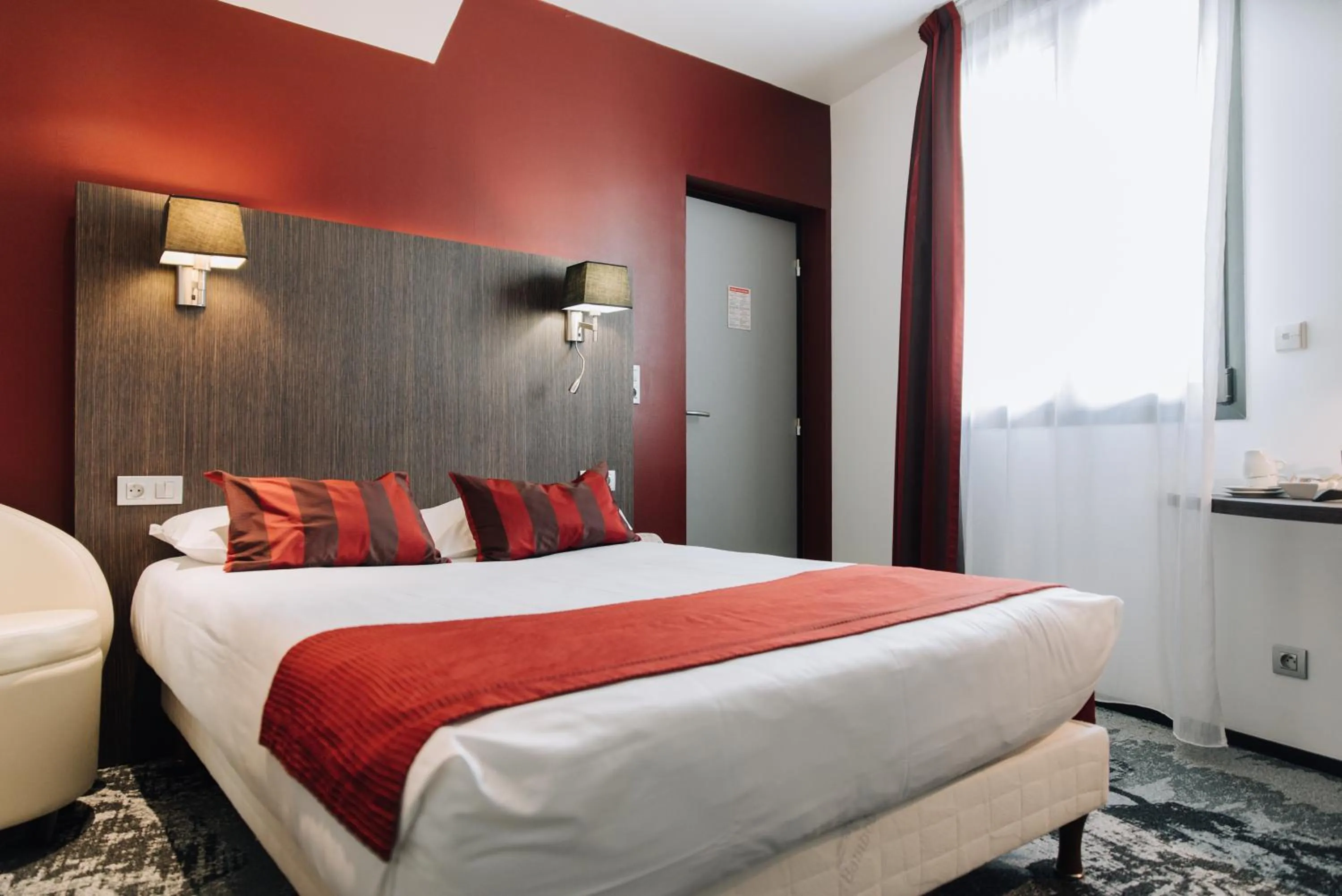 Bed in Logis Hôtel Victor Hugo & Spa