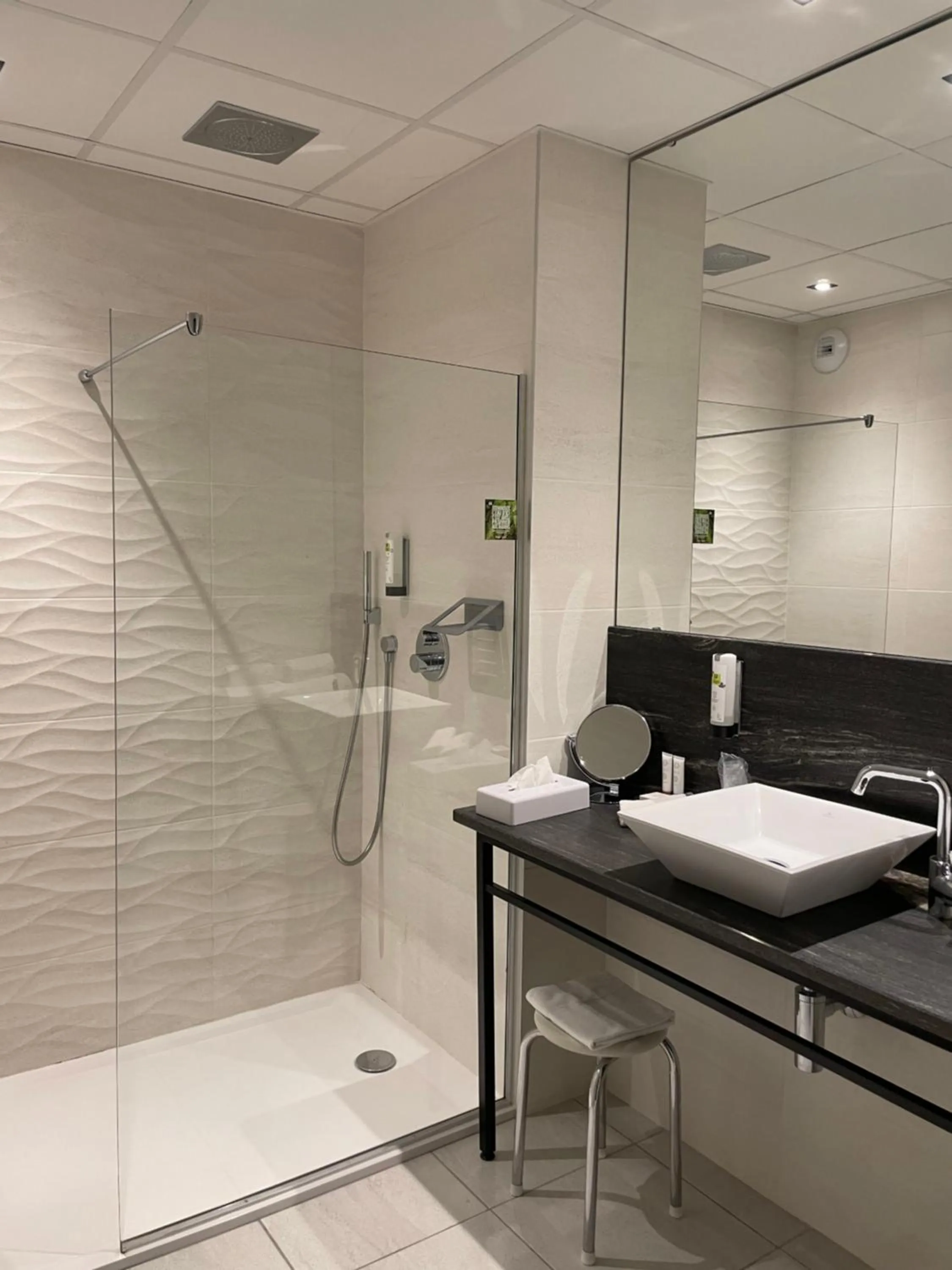 Bathroom in Logis Hôtel Victor Hugo & Spa