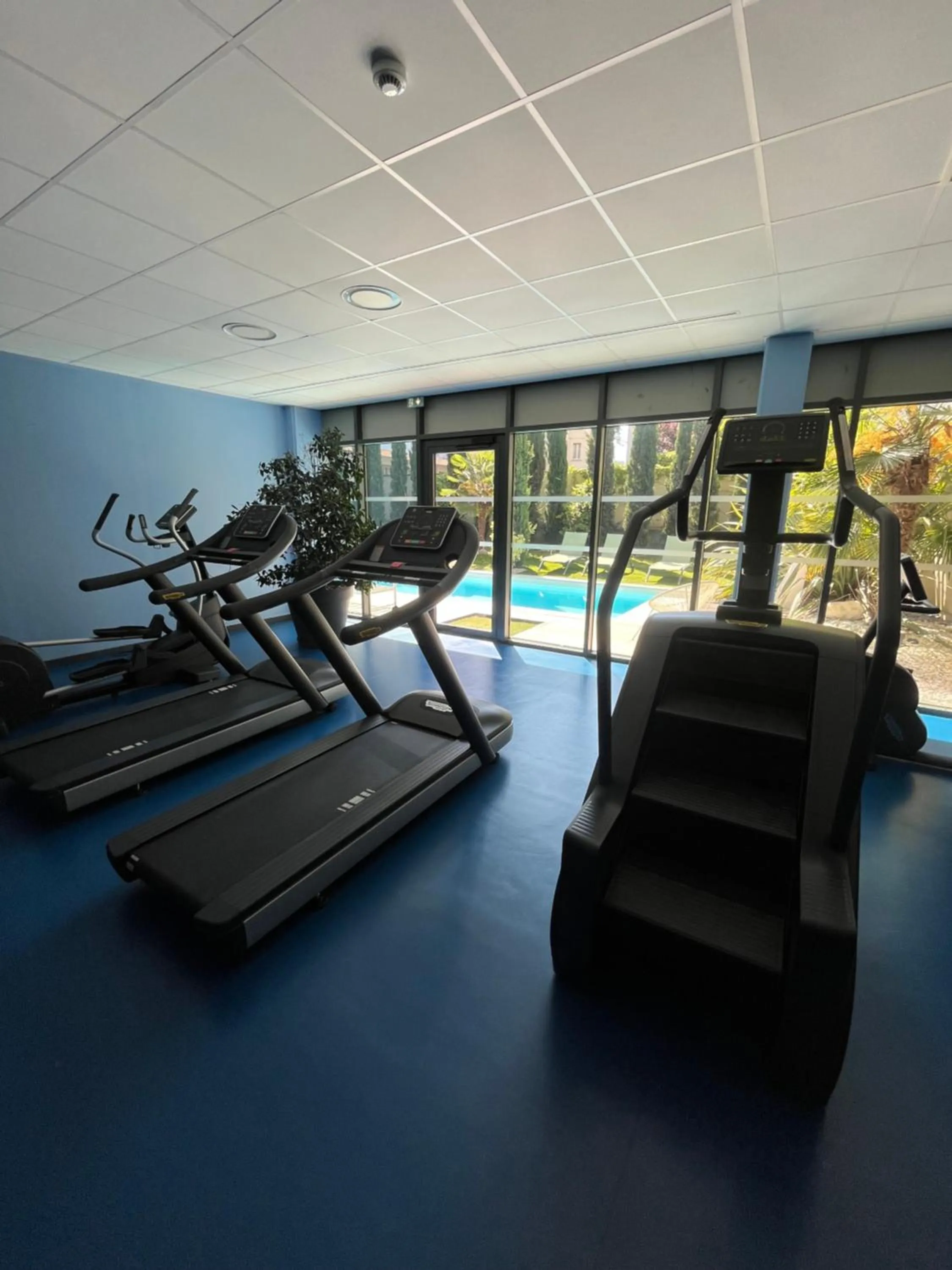 Fitness centre/facilities in Logis Hôtel Victor Hugo & Spa