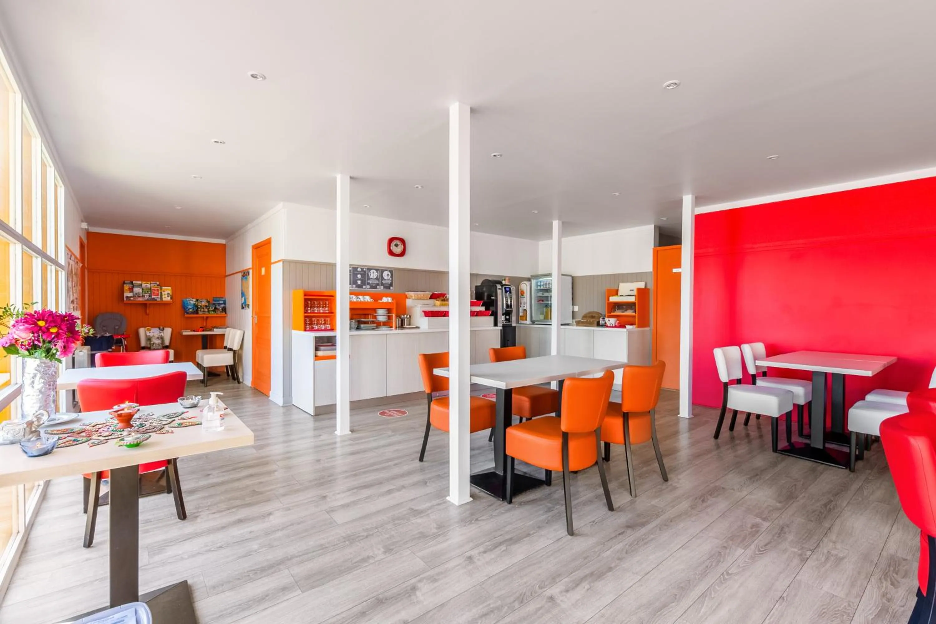 Lobby or reception in Premiere Classe Rennes Ouest - Le Rheu