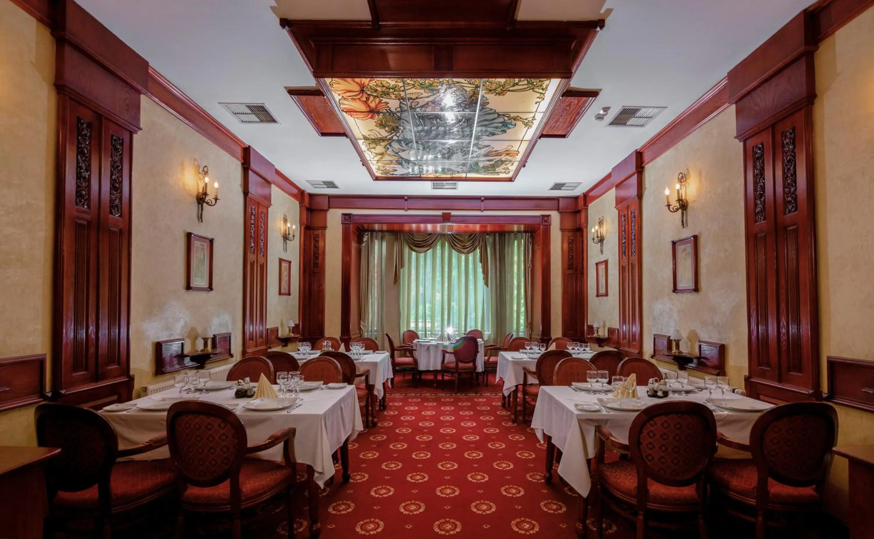 Restaurant/places to eat in Hotel Golden House