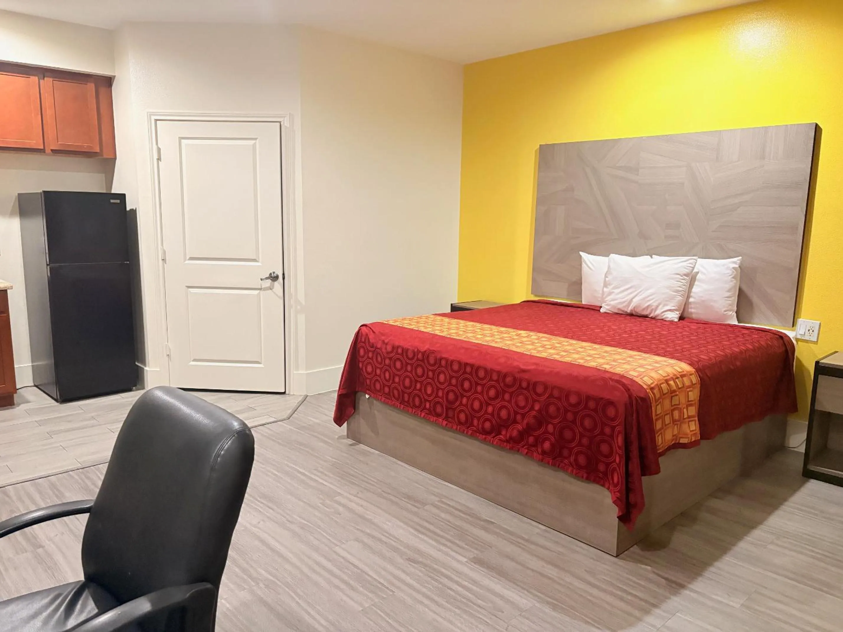 Bed in Americas Best Value Inn Houston Veterans Memorial