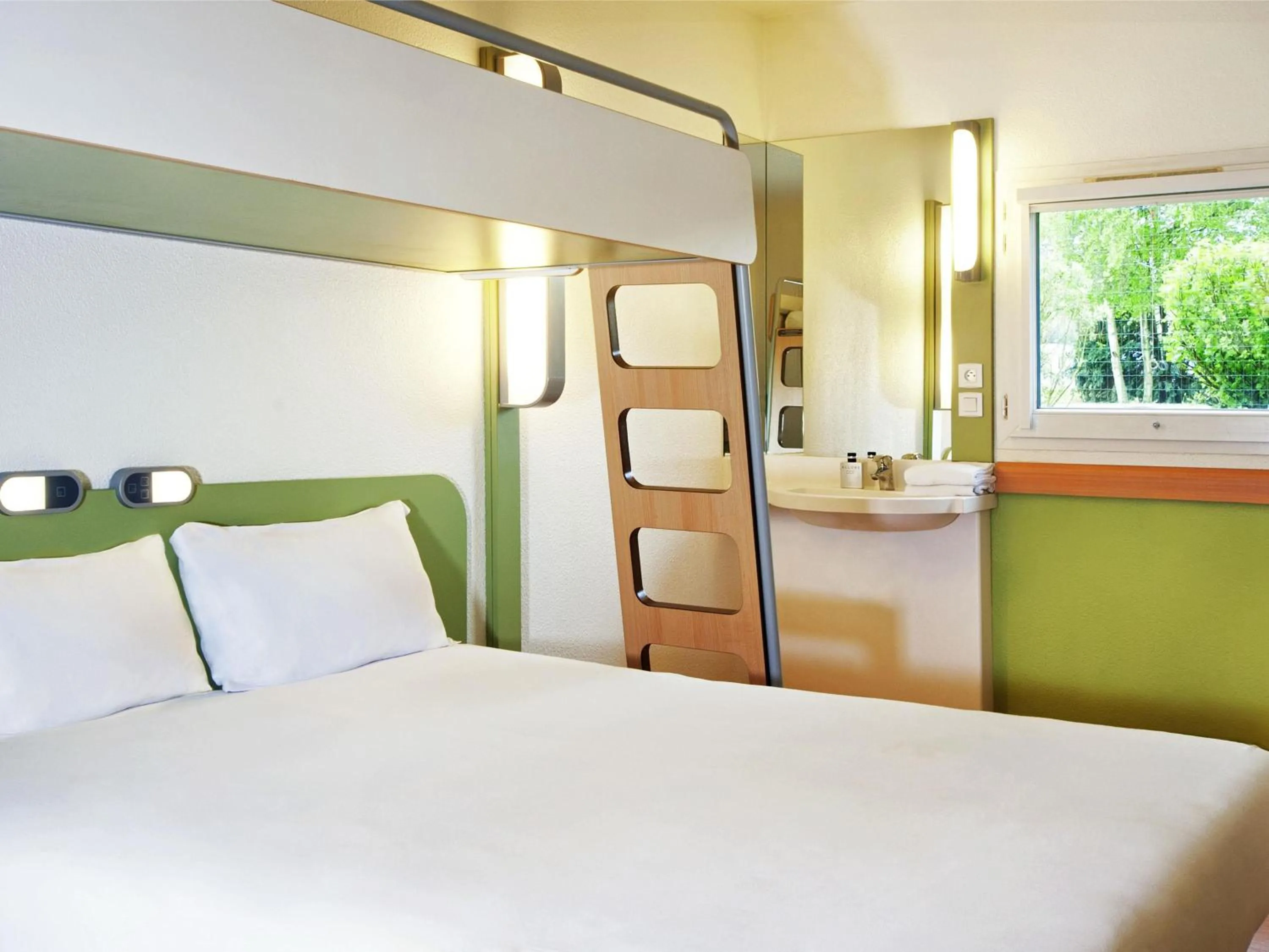 Bedroom, Bed in ibis budget Genève Petit-Lancy
