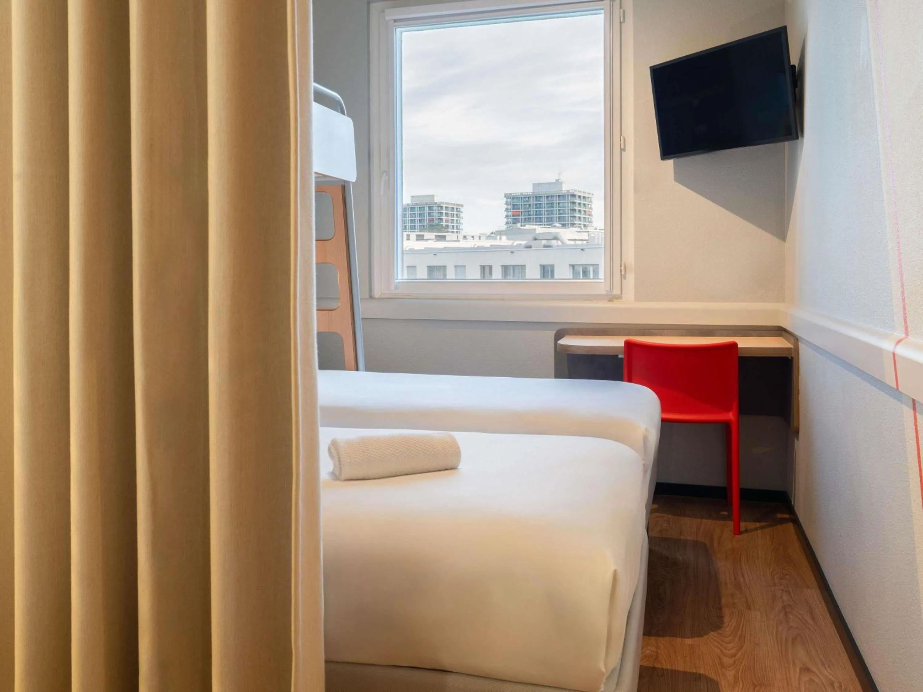 Bedroom, Bed in ibis budget Genève Petit-Lancy