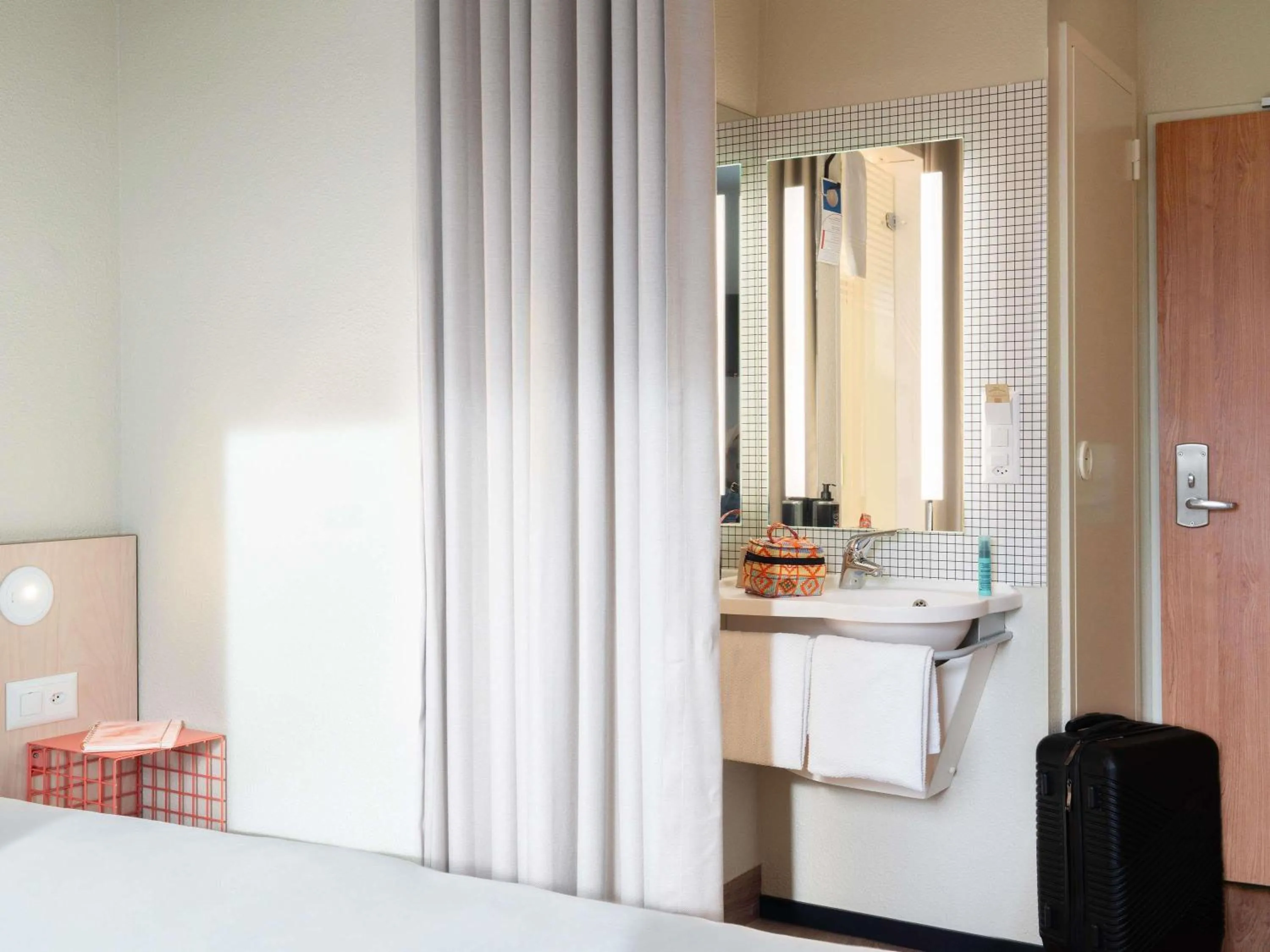 Bedroom, Bed in ibis budget Genève Petit-Lancy