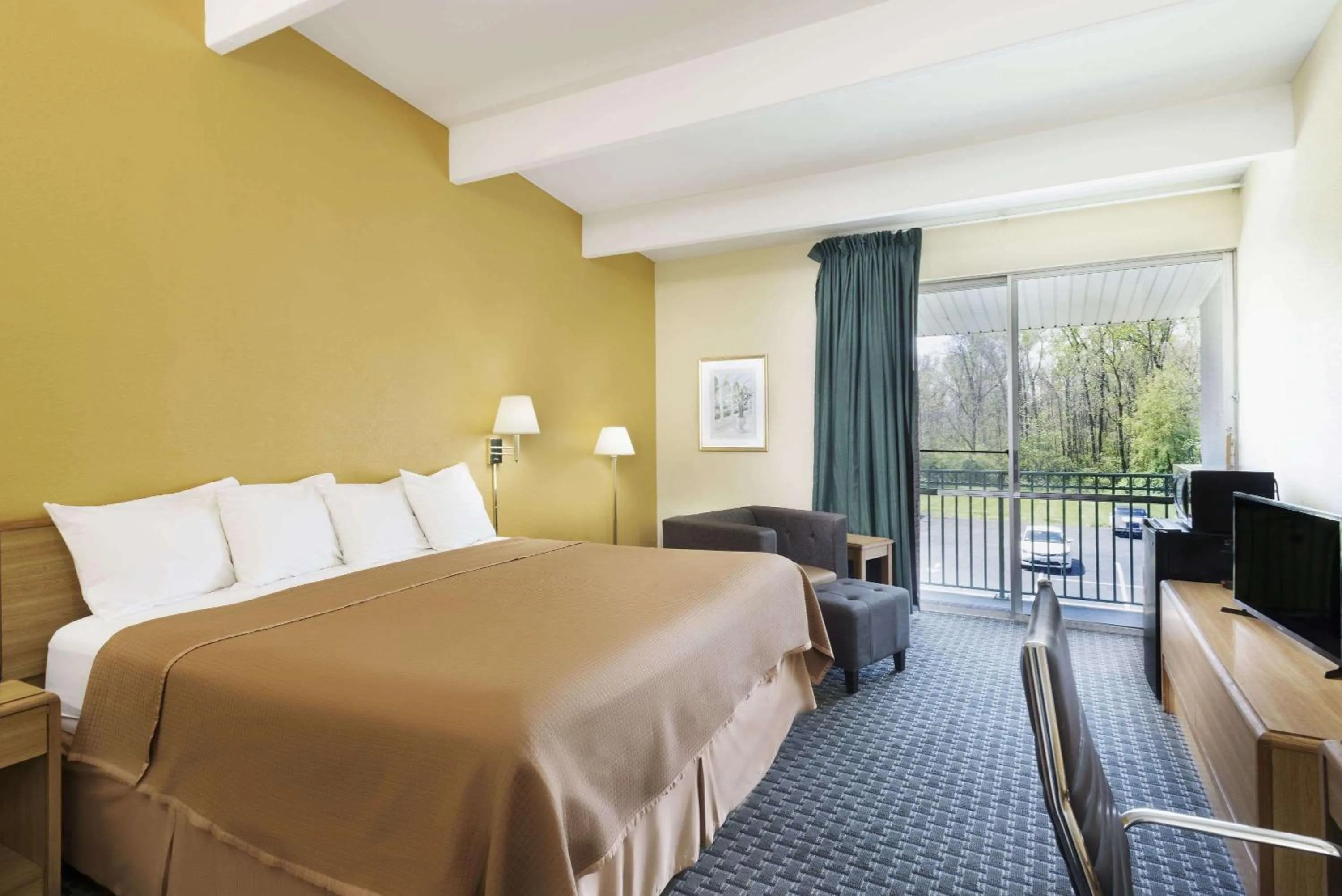 Bedroom, Bed in Howard Johnson by Wyndham Newburgh