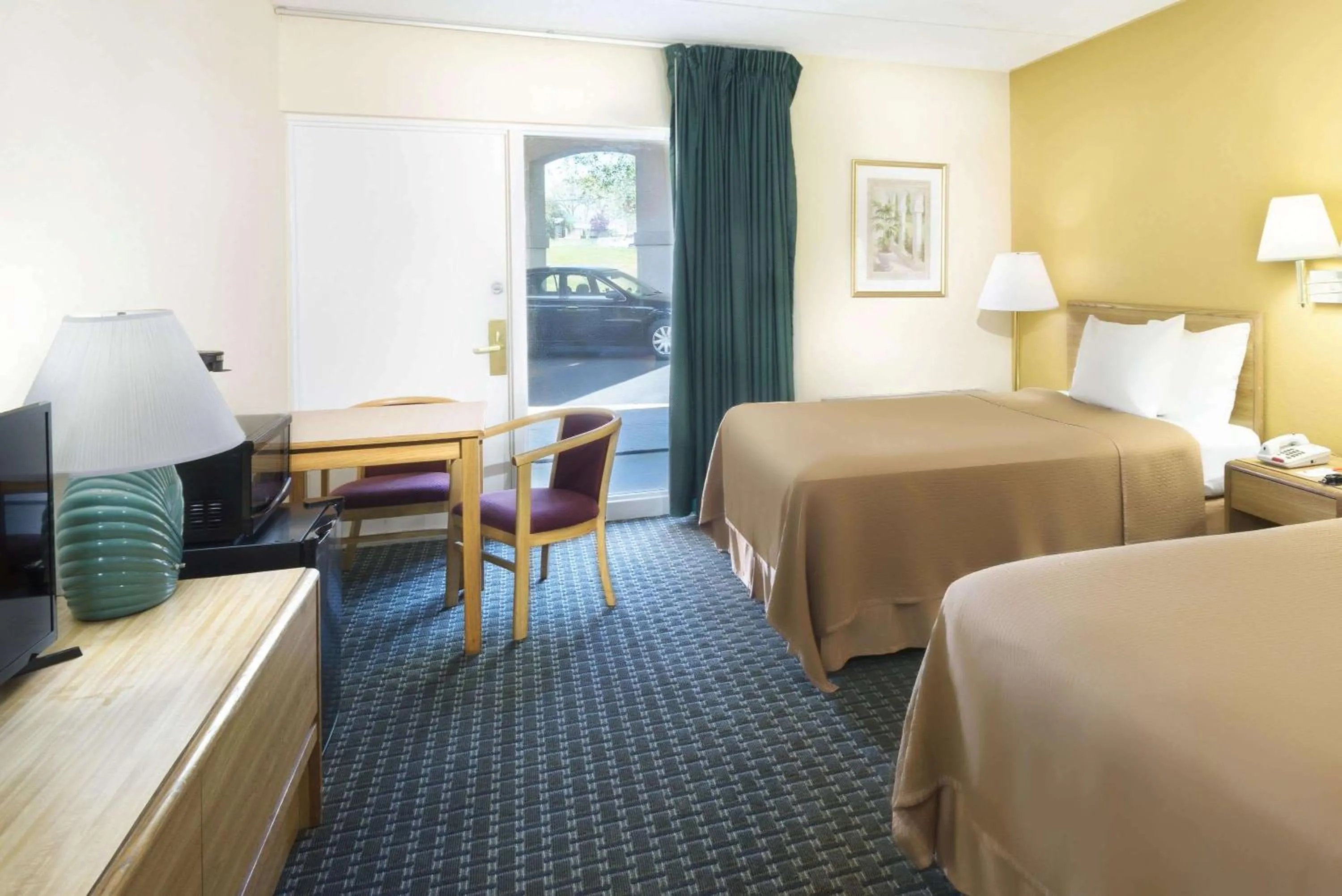 Bedroom, Bed in Howard Johnson by Wyndham Newburgh