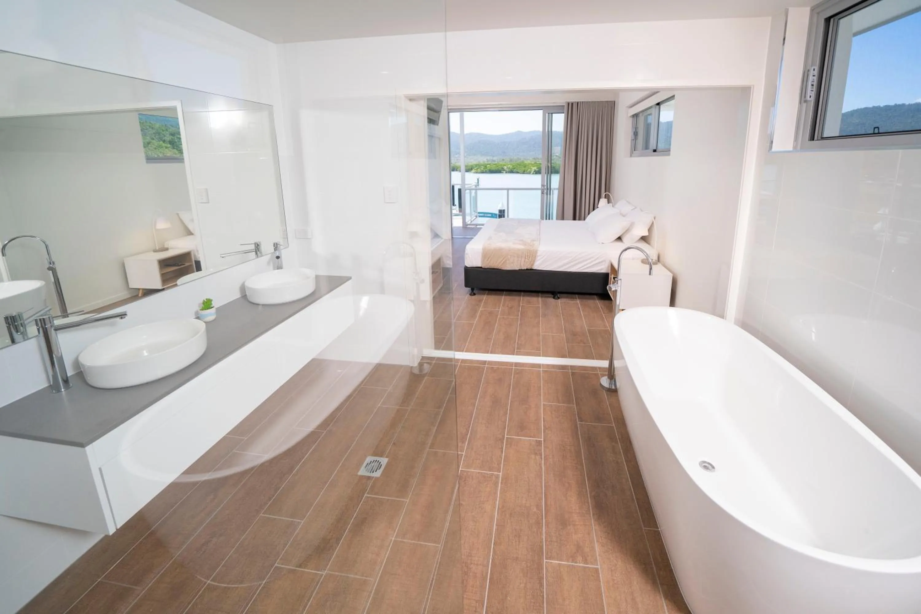 Bathroom, Bed in Harbour Cove
