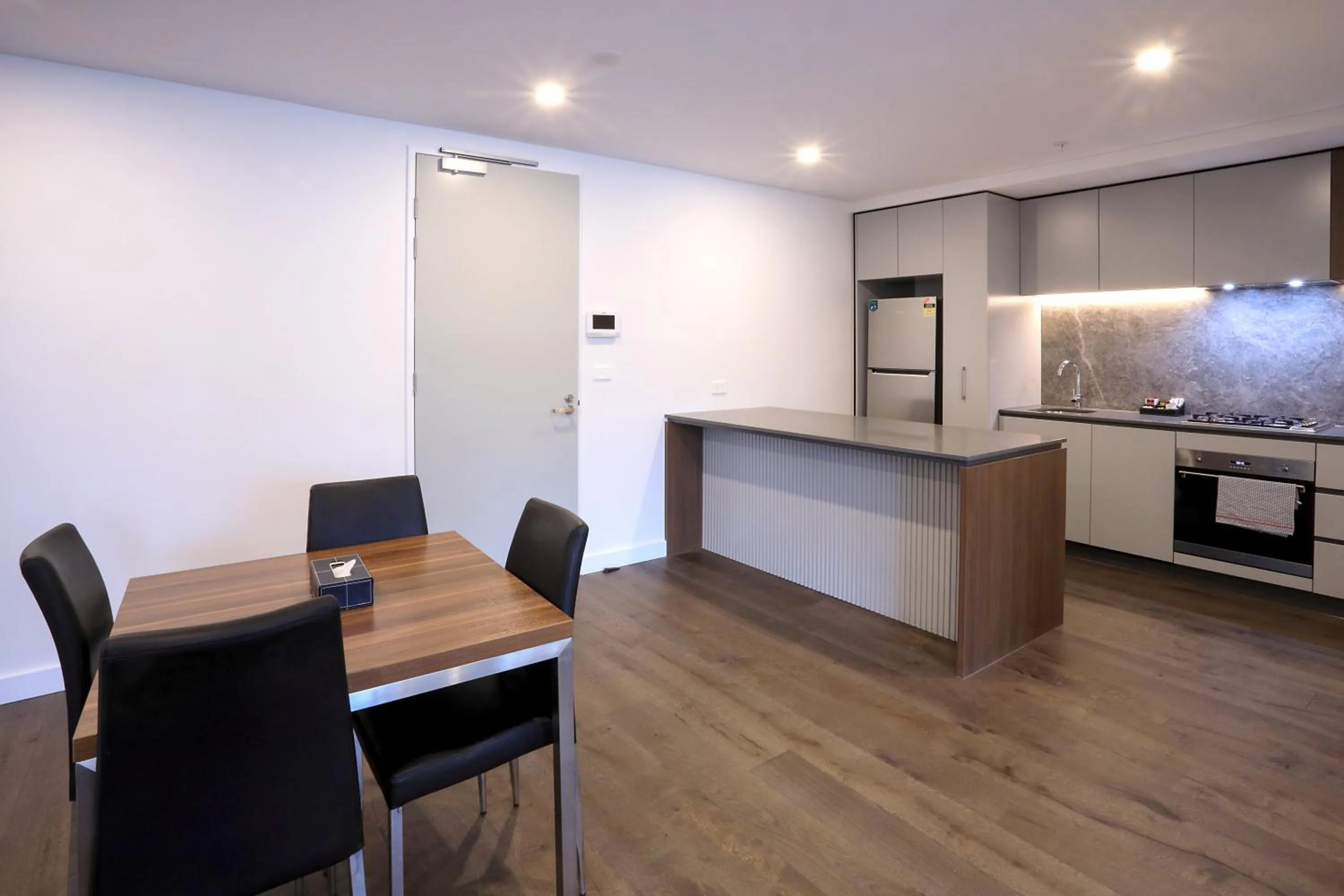 Kitchen or kitchenette in Flagstaff Green Apartments