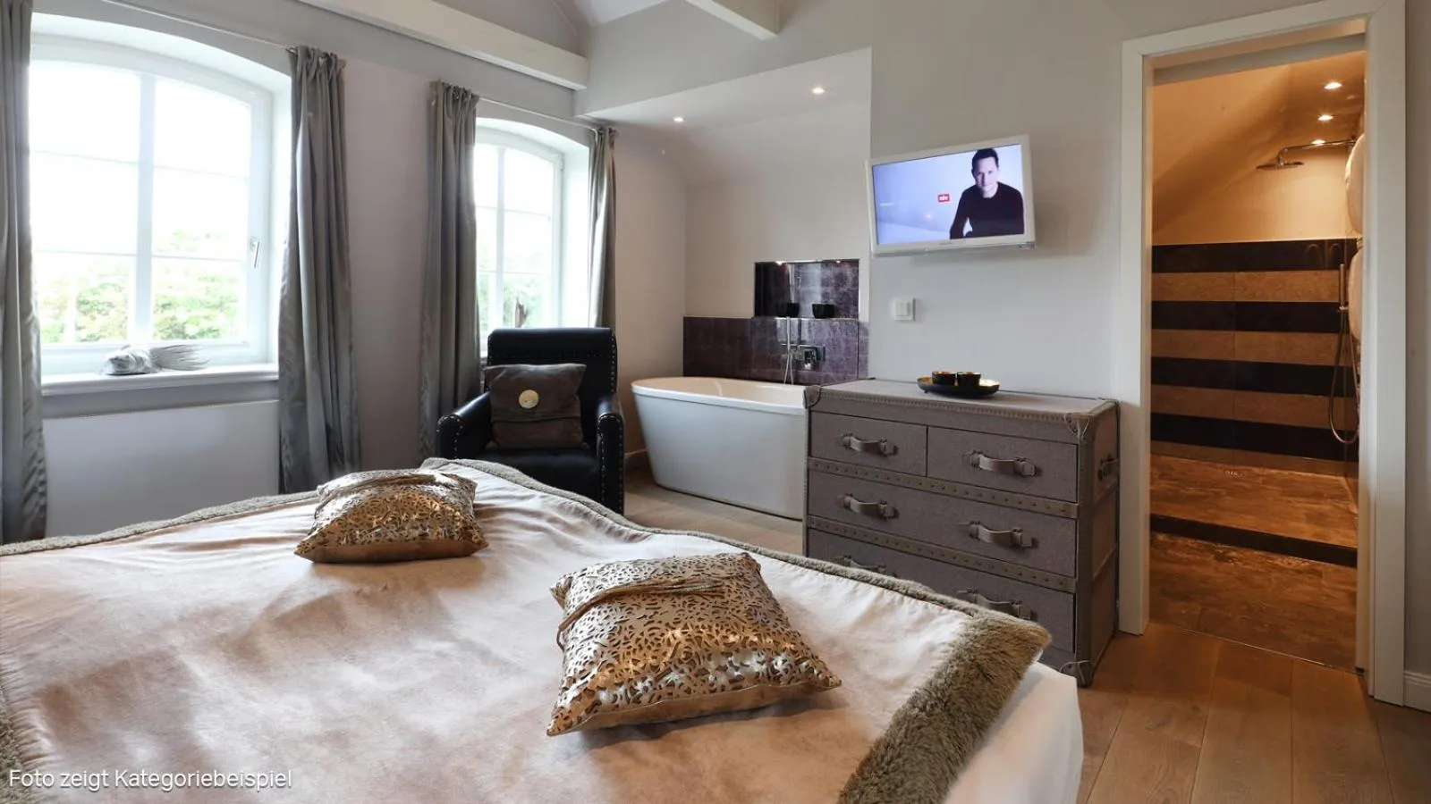 Bathroom, Bed in Hotel Hof Galerie