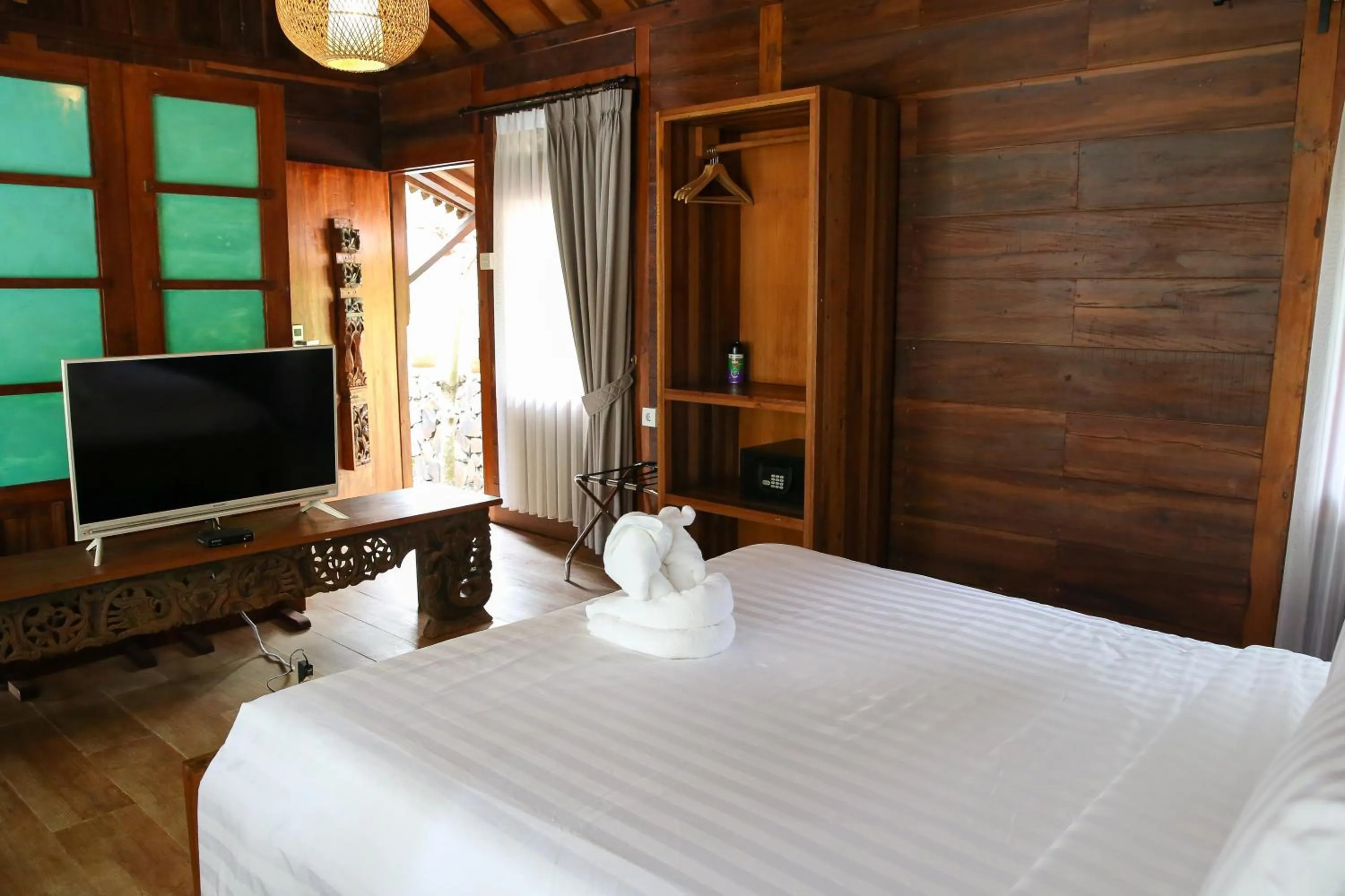Bedroom, Bed in Avery Coconut Island Waterpark Beach Resort Carita
