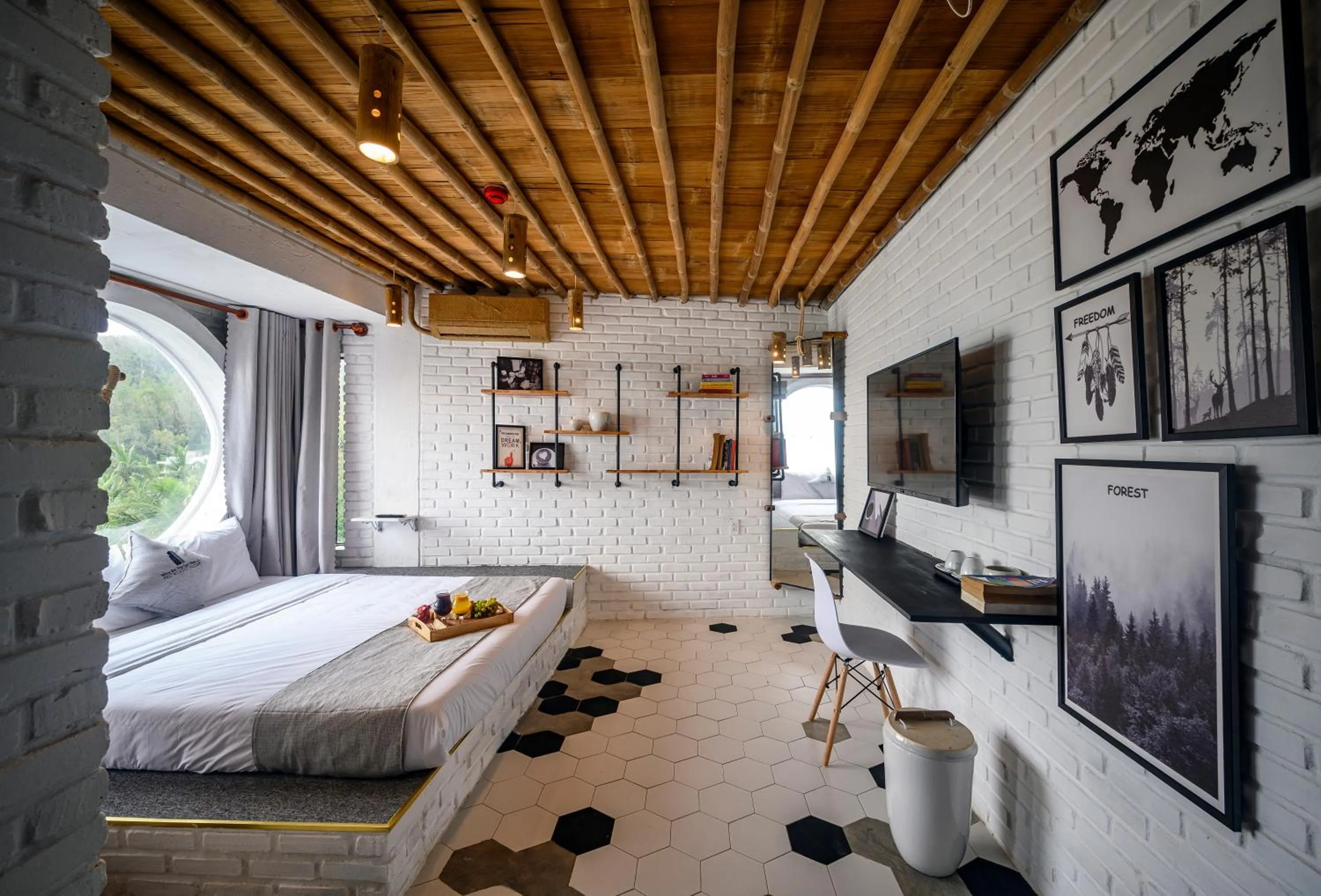 Photo of the whole room, Bed in Mira Bãi Xếp Quy Nhơn - The Hidden Jewel