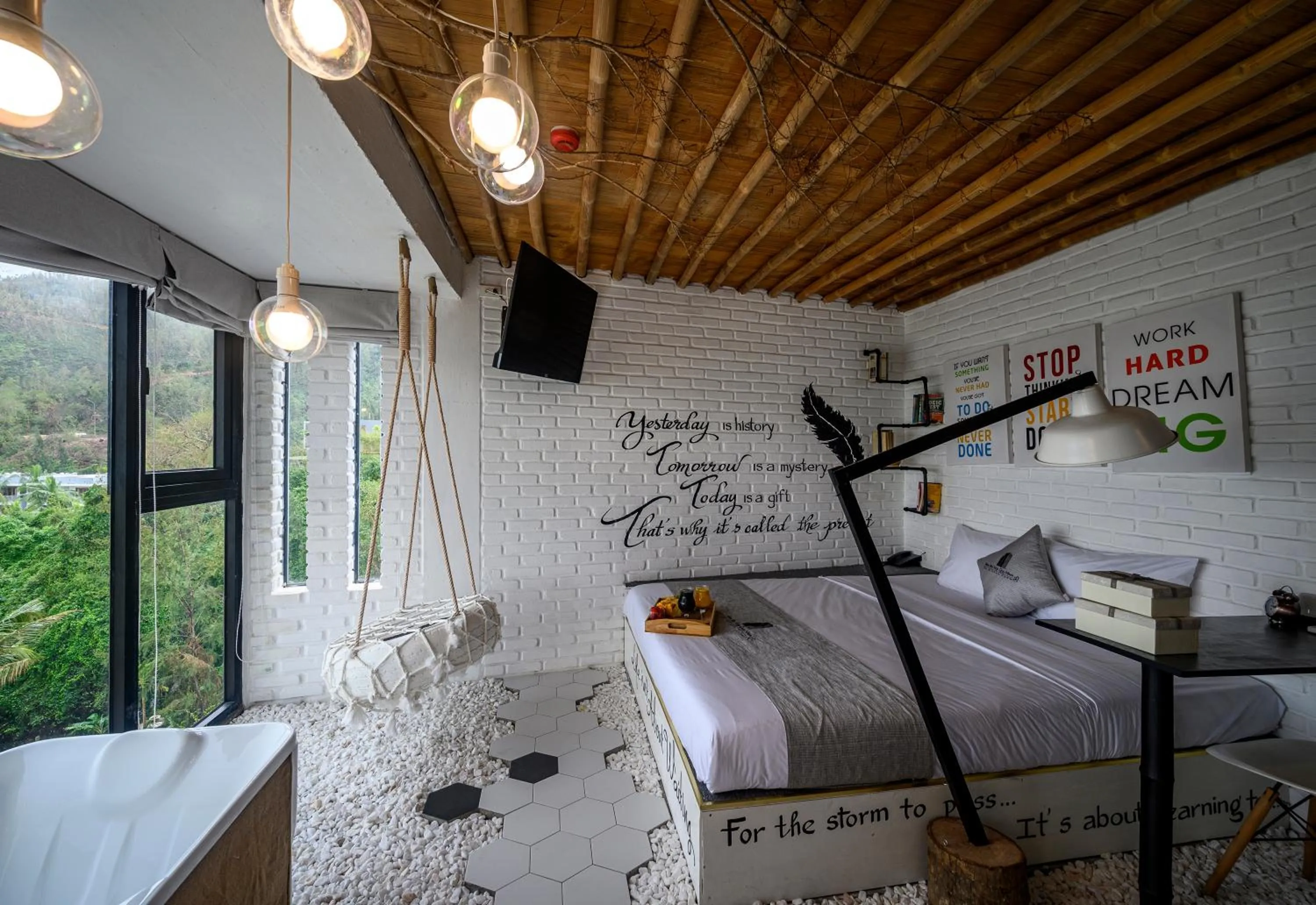 Photo of the whole room, Bed in Mira Bãi Xếp Quy Nhơn - The Hidden Jewel