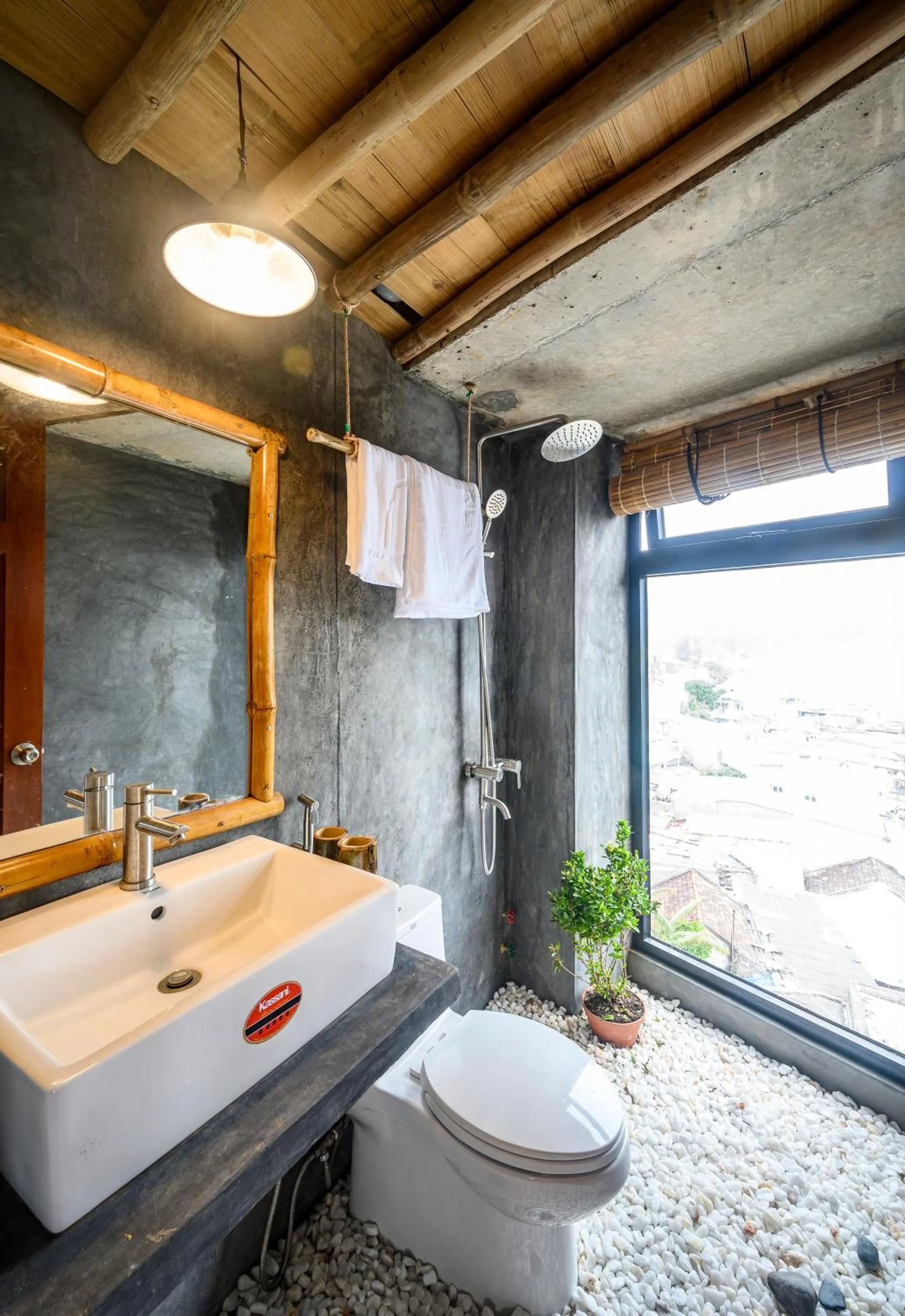 Shower in Mira Bãi Xếp Quy Nhơn - The Hidden Jewel