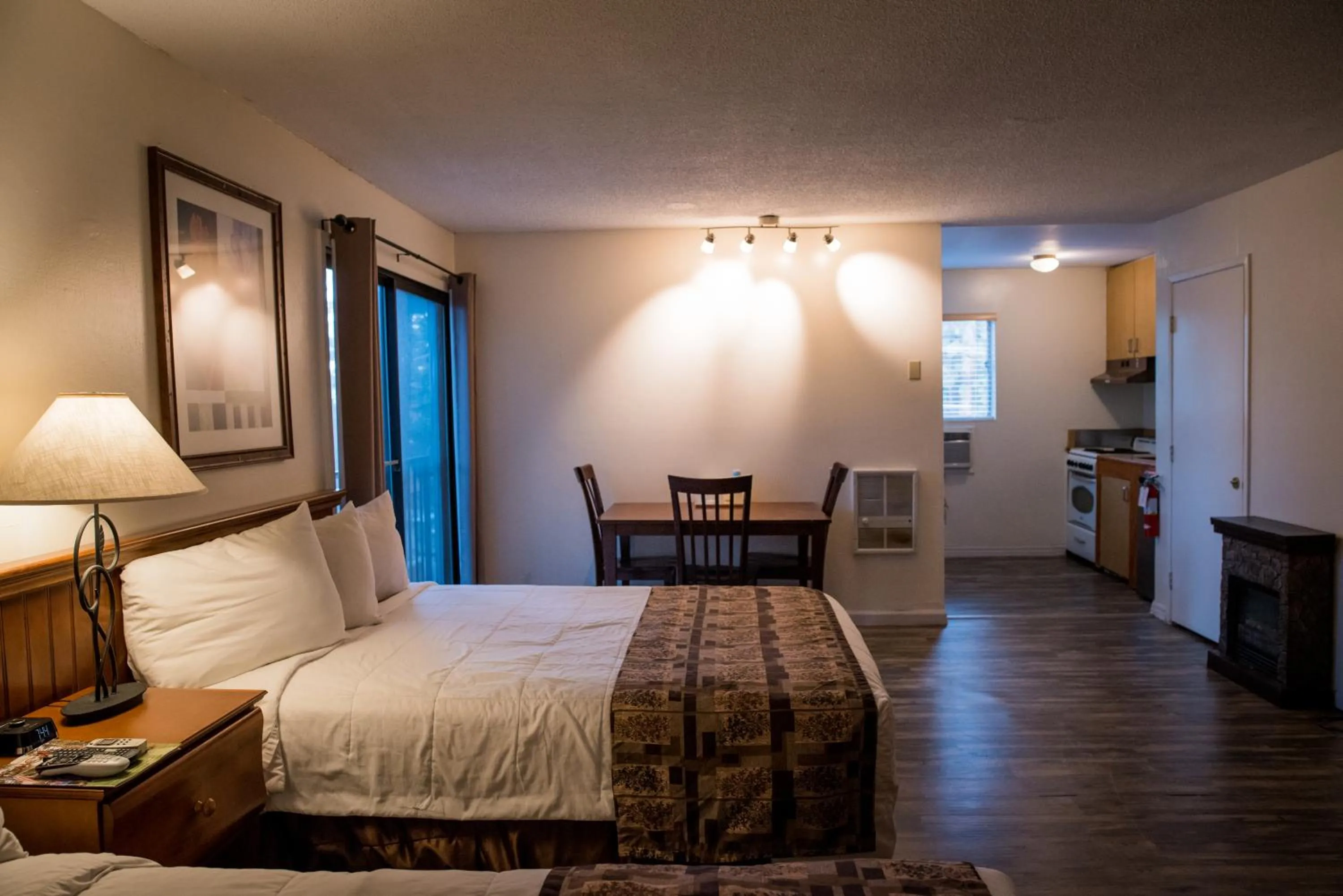Photo of the whole room, Bed in Big Pines Mountain House