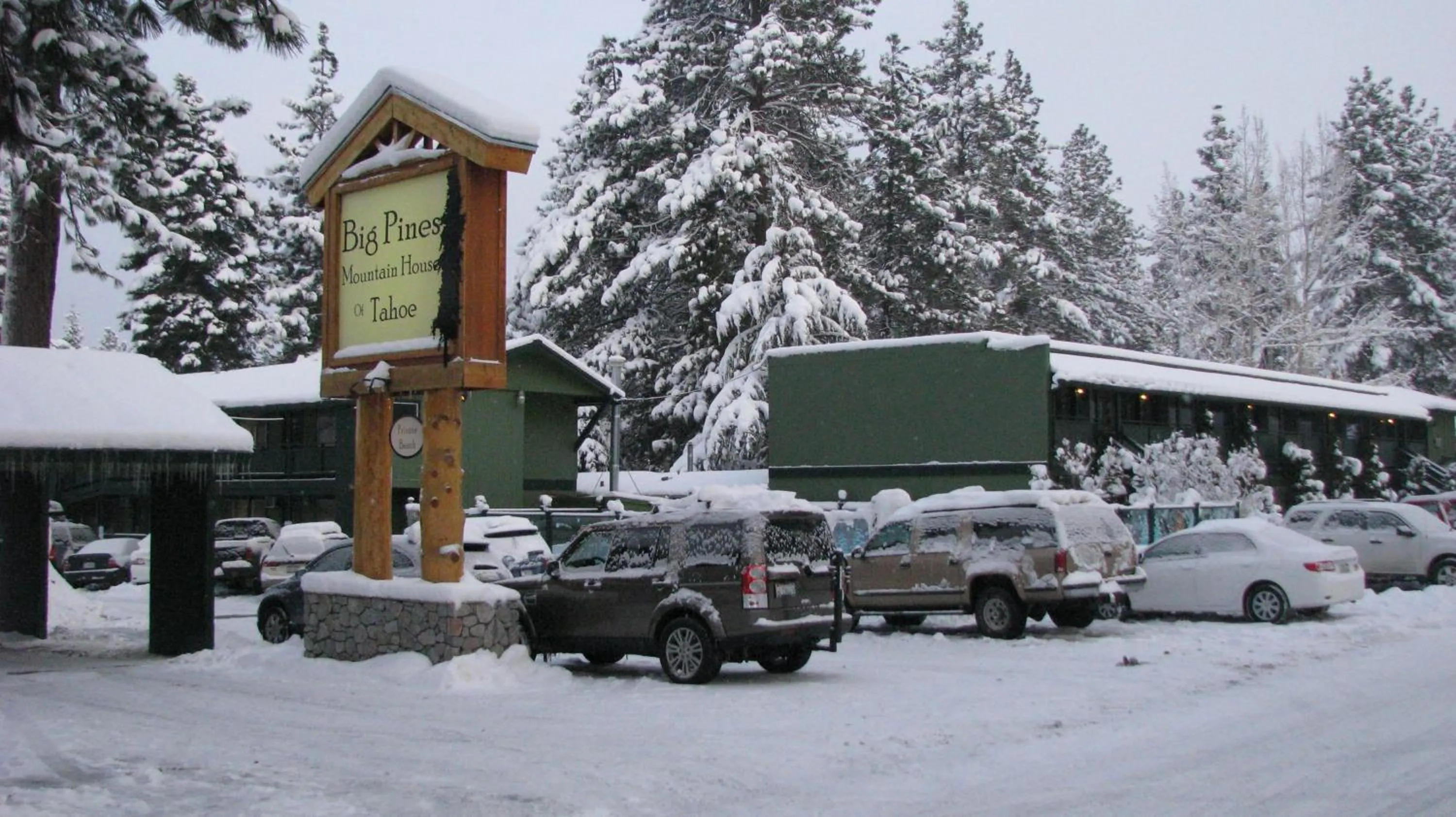 Facade/entrance in Big Pines Mountain House