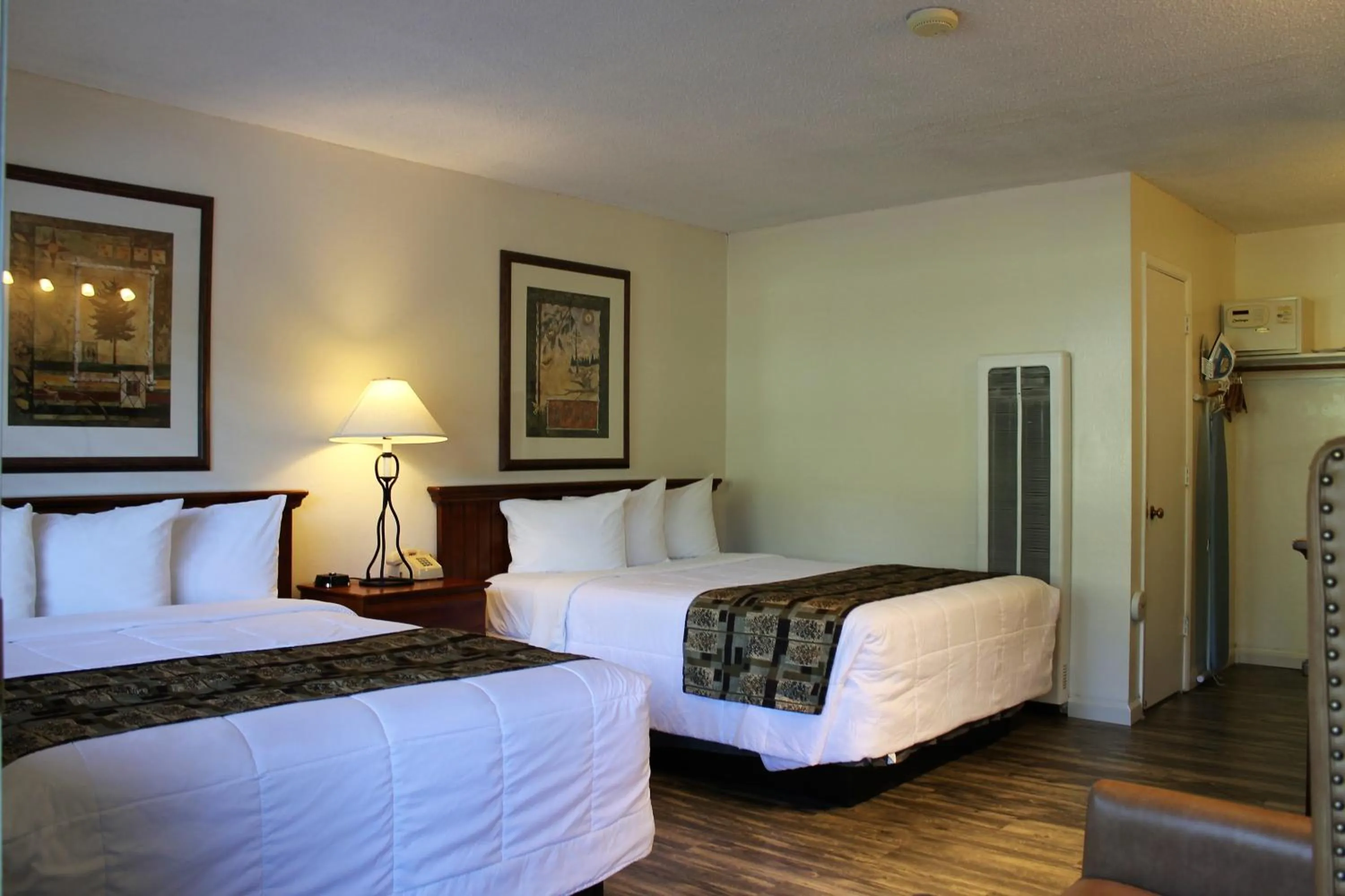 Photo of the whole room, Bed in Big Pines Mountain House