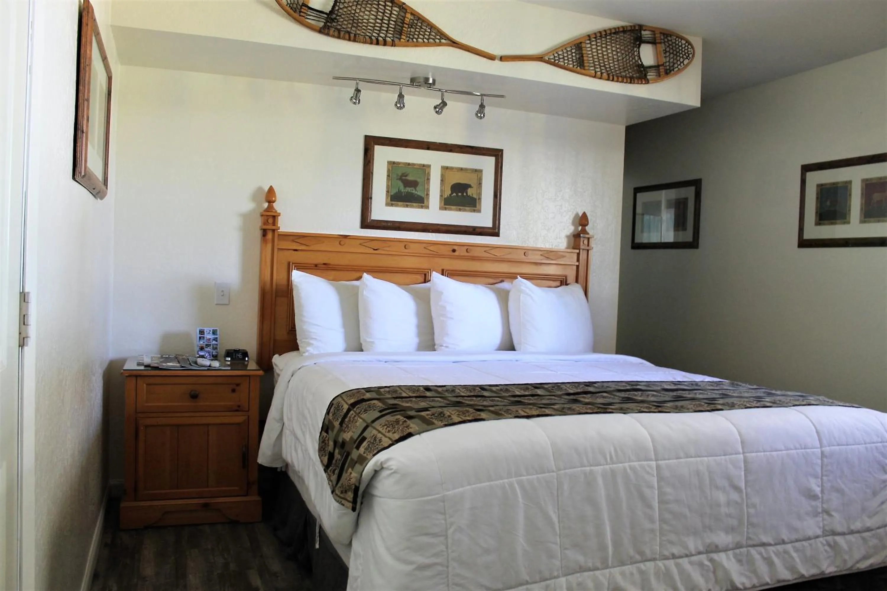 Decorative detail, Bed in Big Pines Mountain House