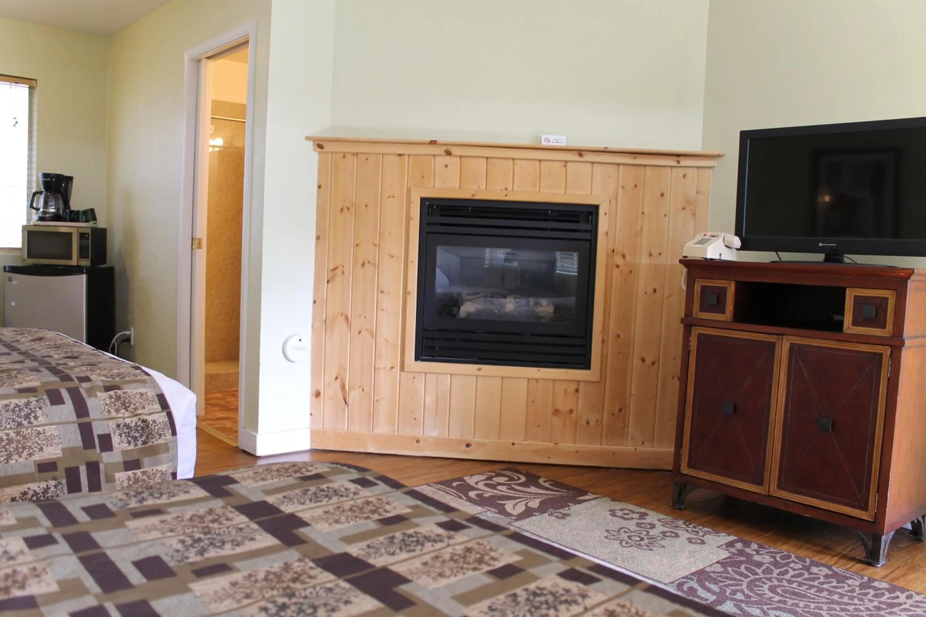Photo of the whole room, Bed in Big Pines Mountain House