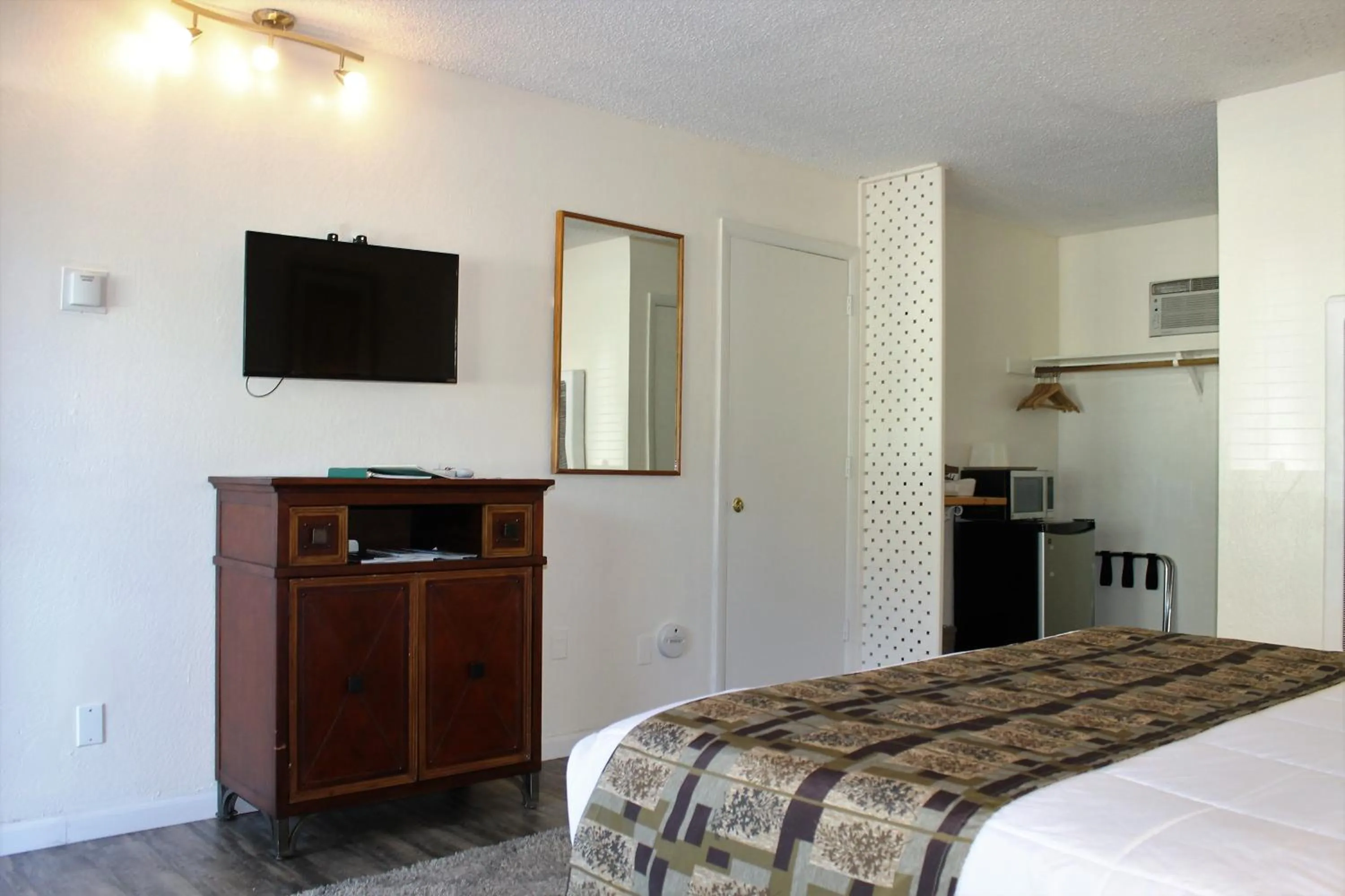 Photo of the whole room, Bed in Big Pines Mountain House