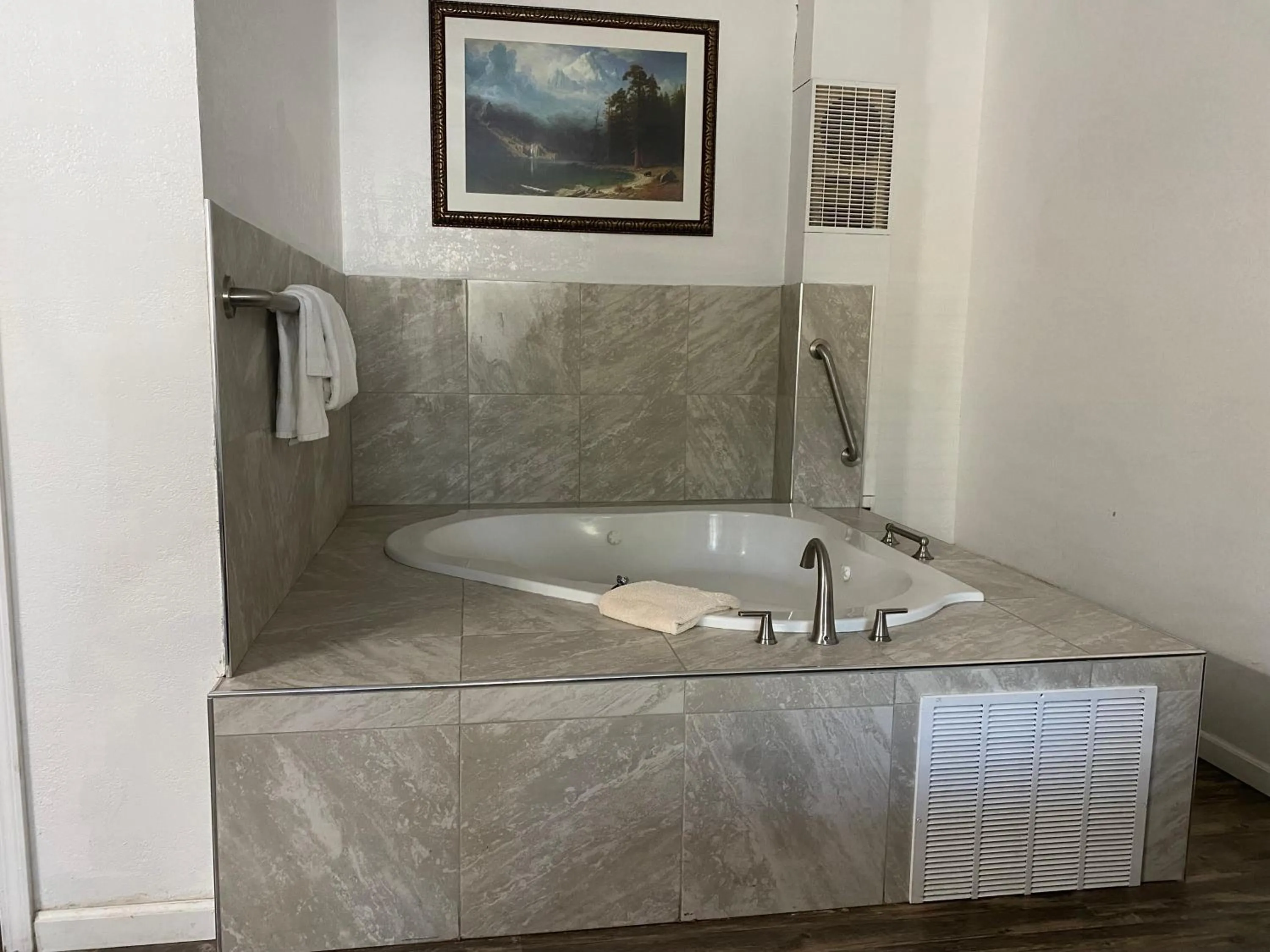 Bath in Big Pines Mountain House