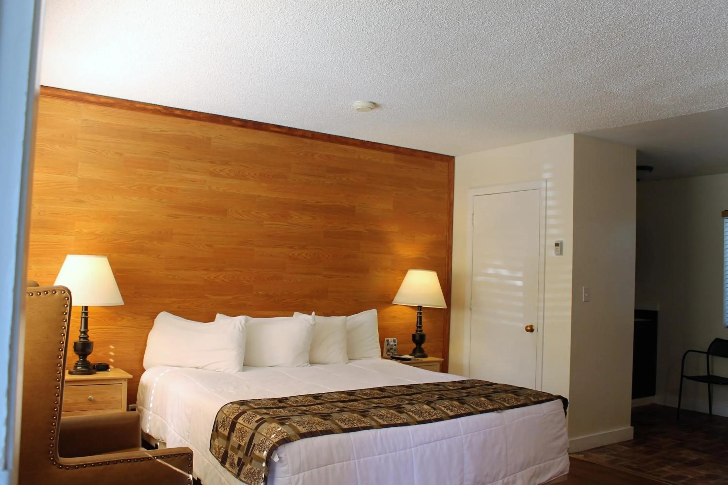 Photo of the whole room, Bed in Big Pines Mountain House