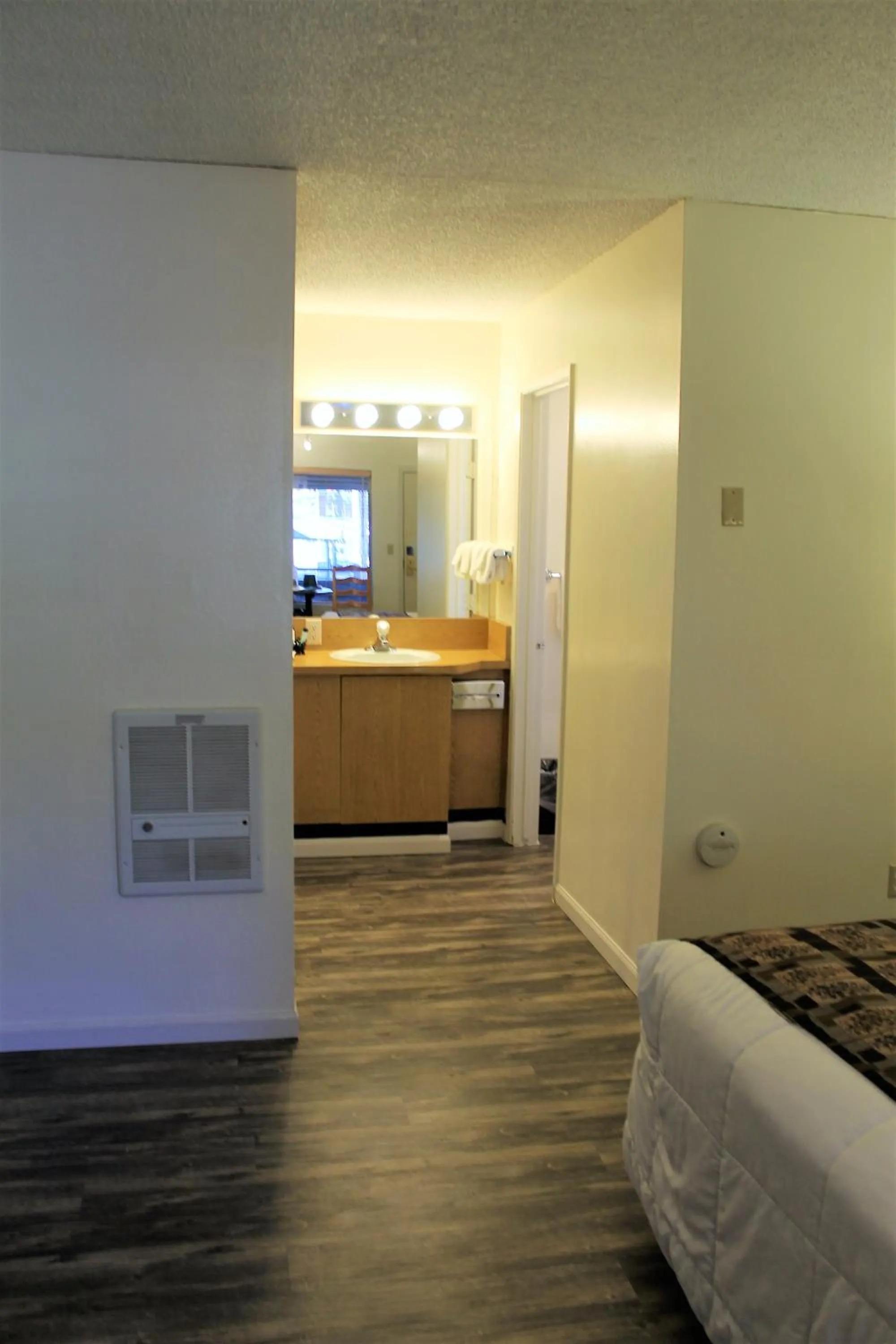 Photo of the whole room, Bed in Big Pines Mountain House