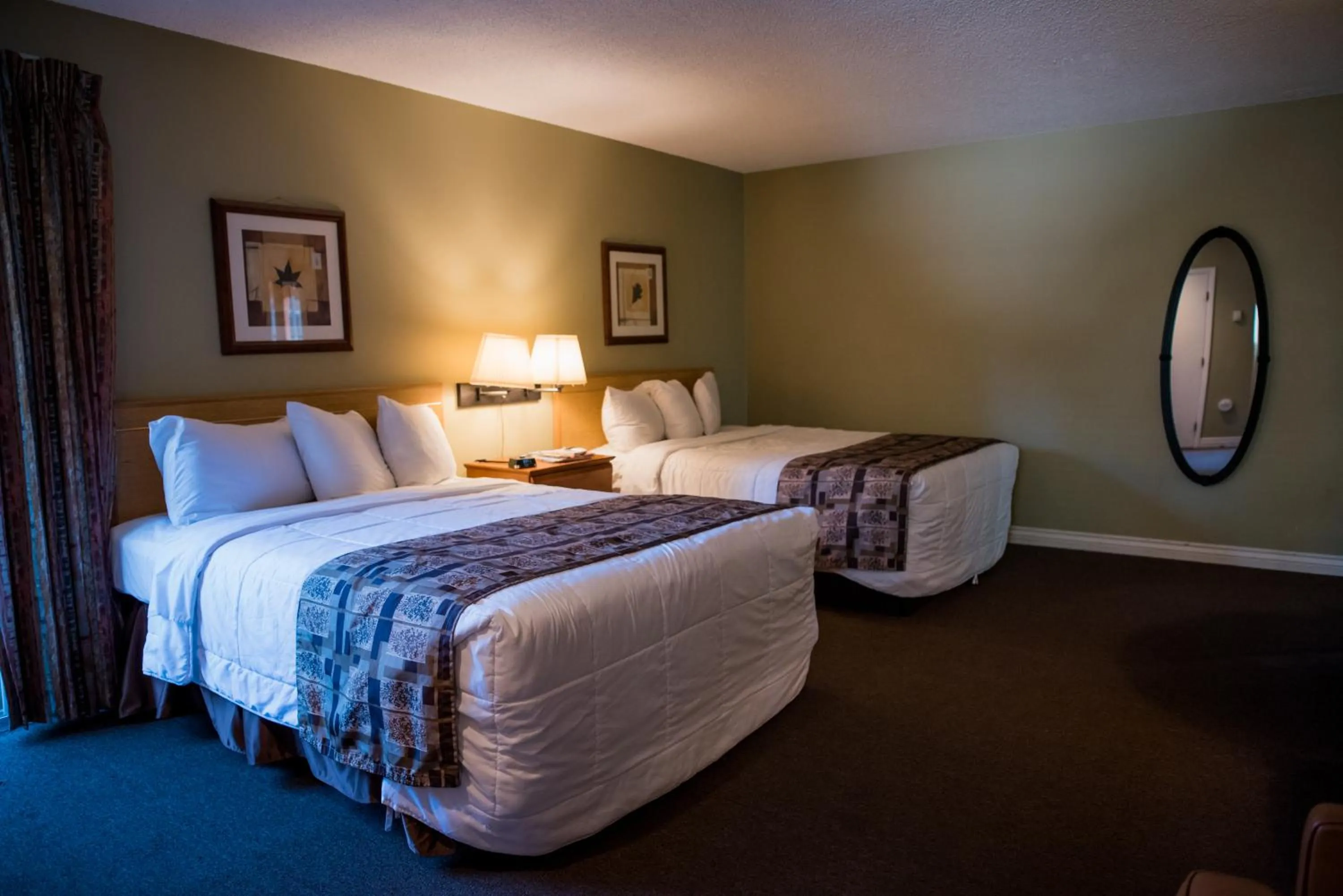 Photo of the whole room, Bed in Big Pines Mountain House