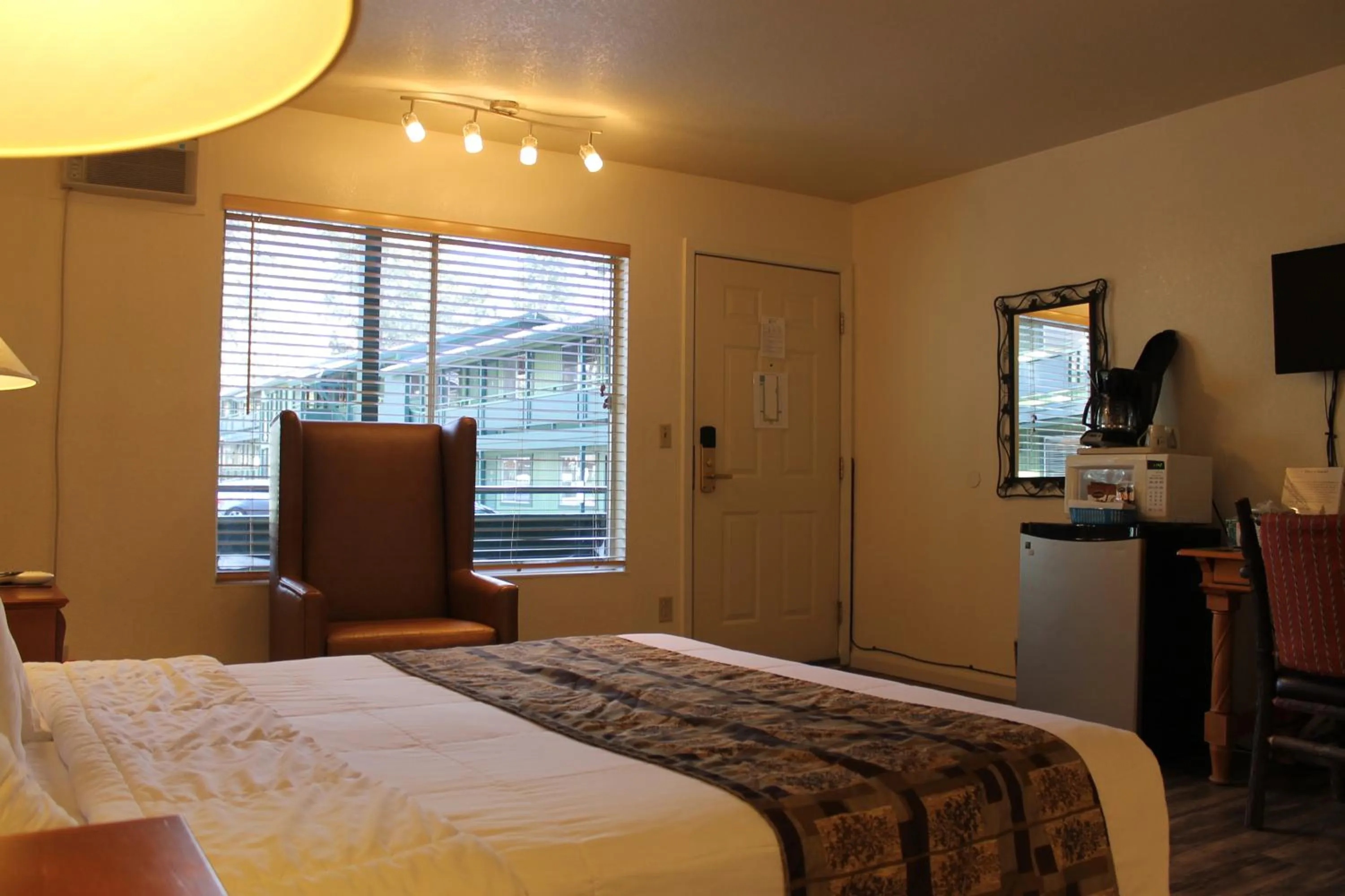 Photo of the whole room, Bed in Big Pines Mountain House
