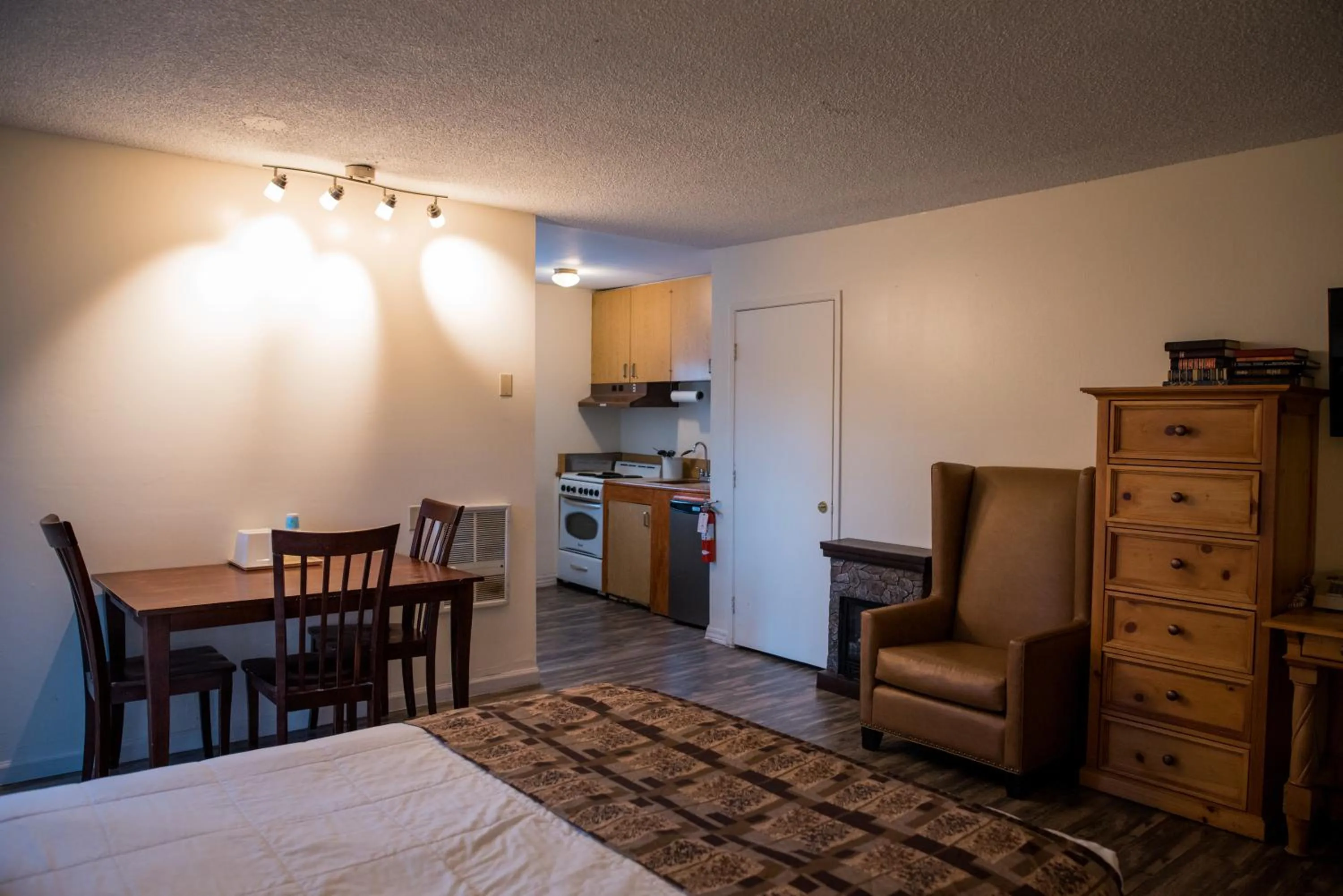 Kitchen or kitchenette in Big Pines Mountain House