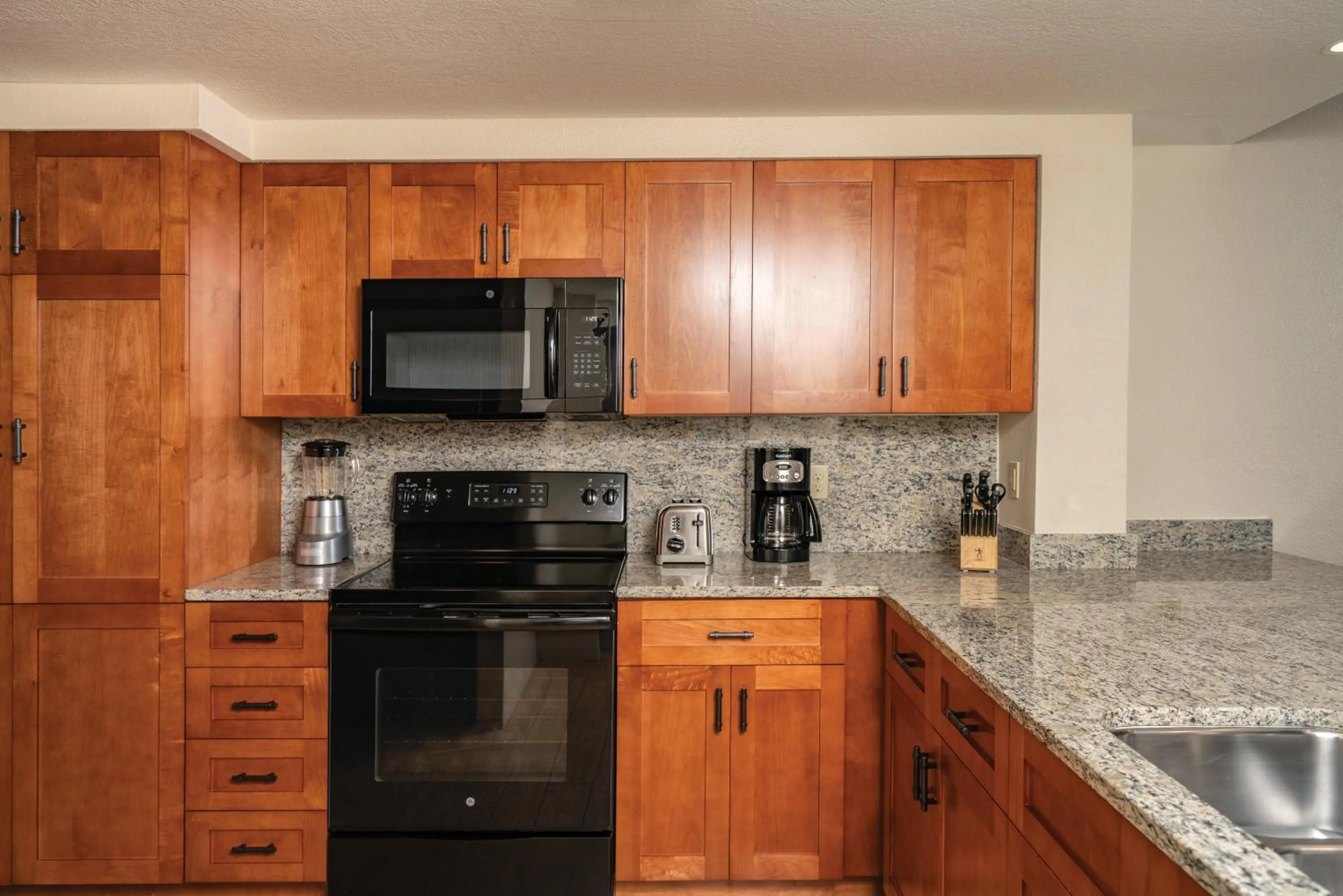 Kitchen or kitchenette in Kona Coast Resort