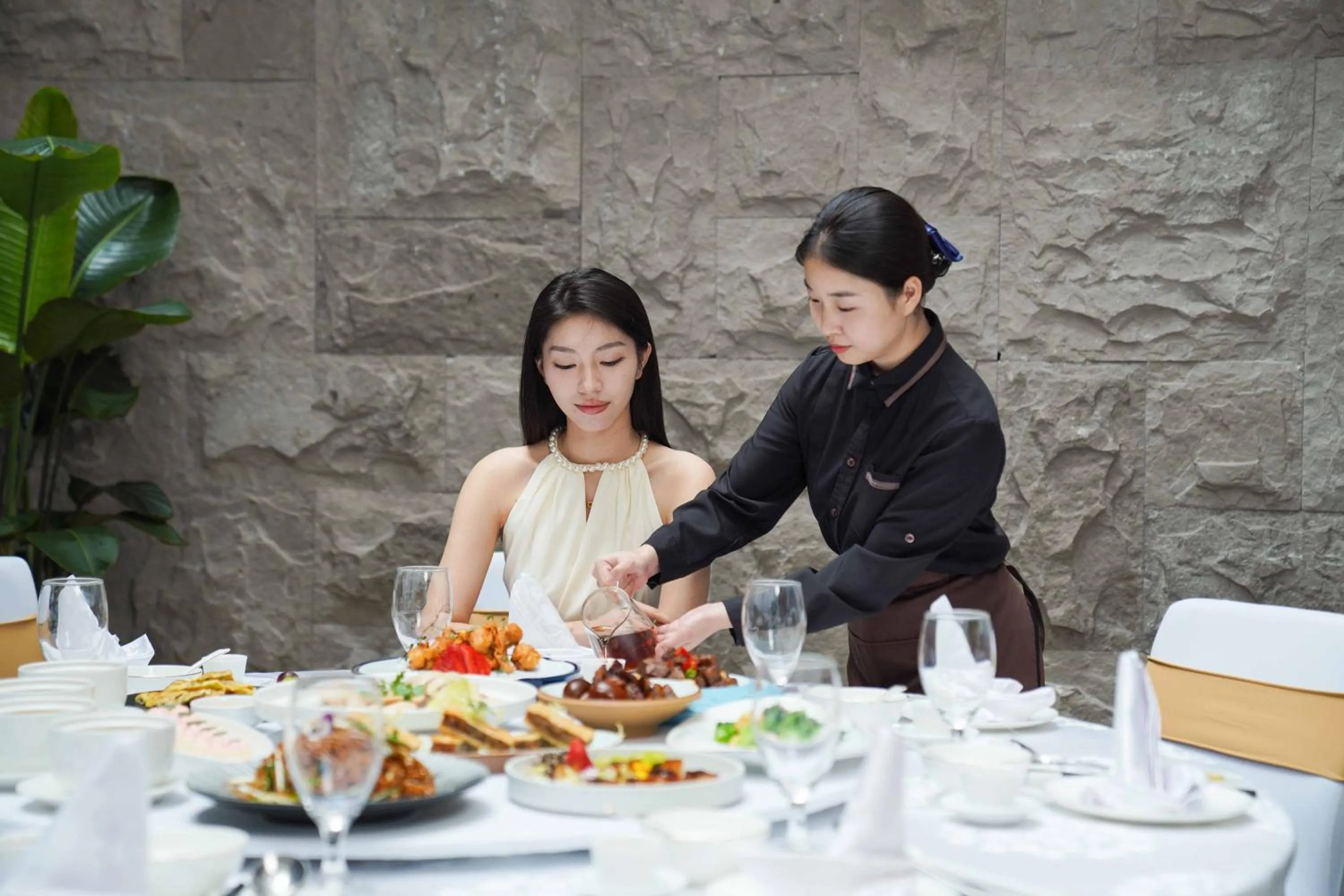 Restaurant/places to eat in Imperial Traders Elong Hotel