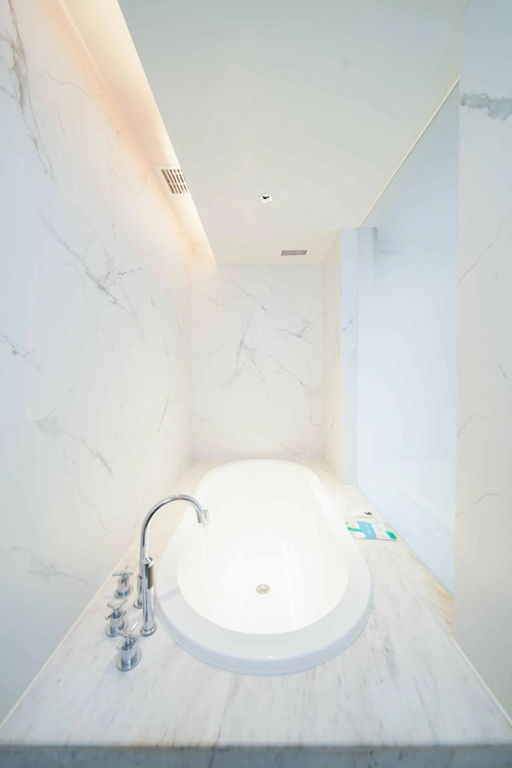 Bath in Imperial Traders Elong Hotel