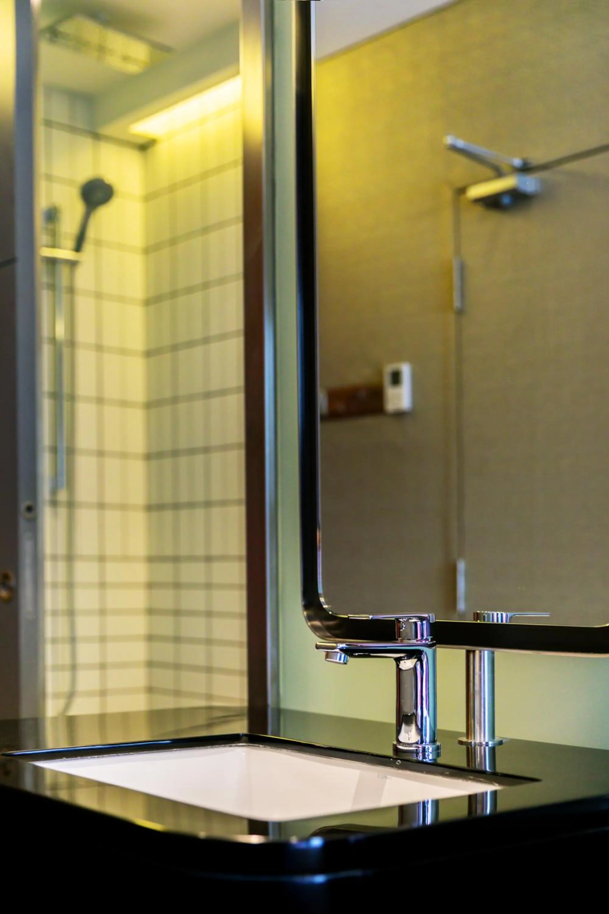 Shower in The Upper House, Batu Kawan