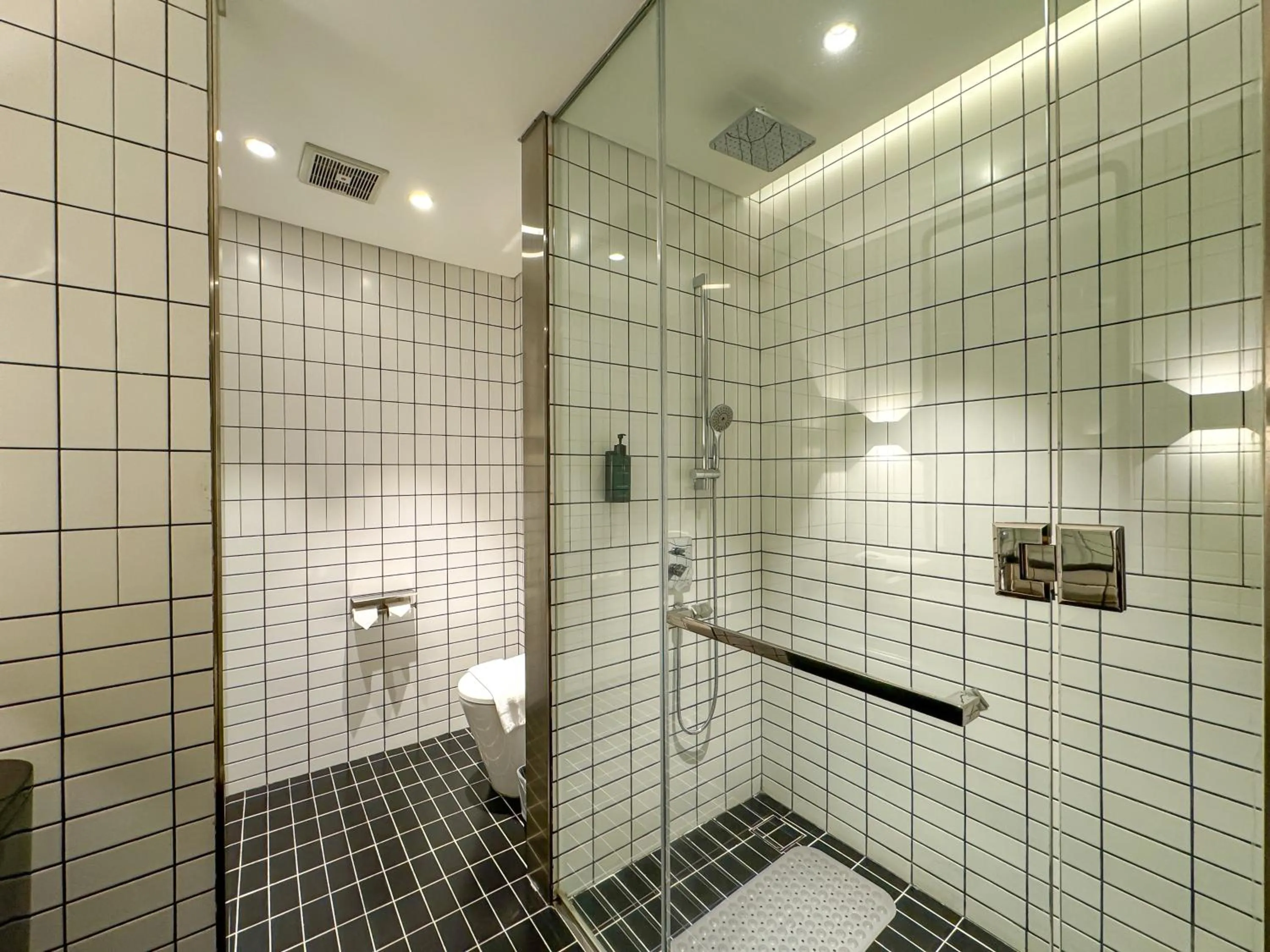 Shower in The Upper House, Batu Kawan