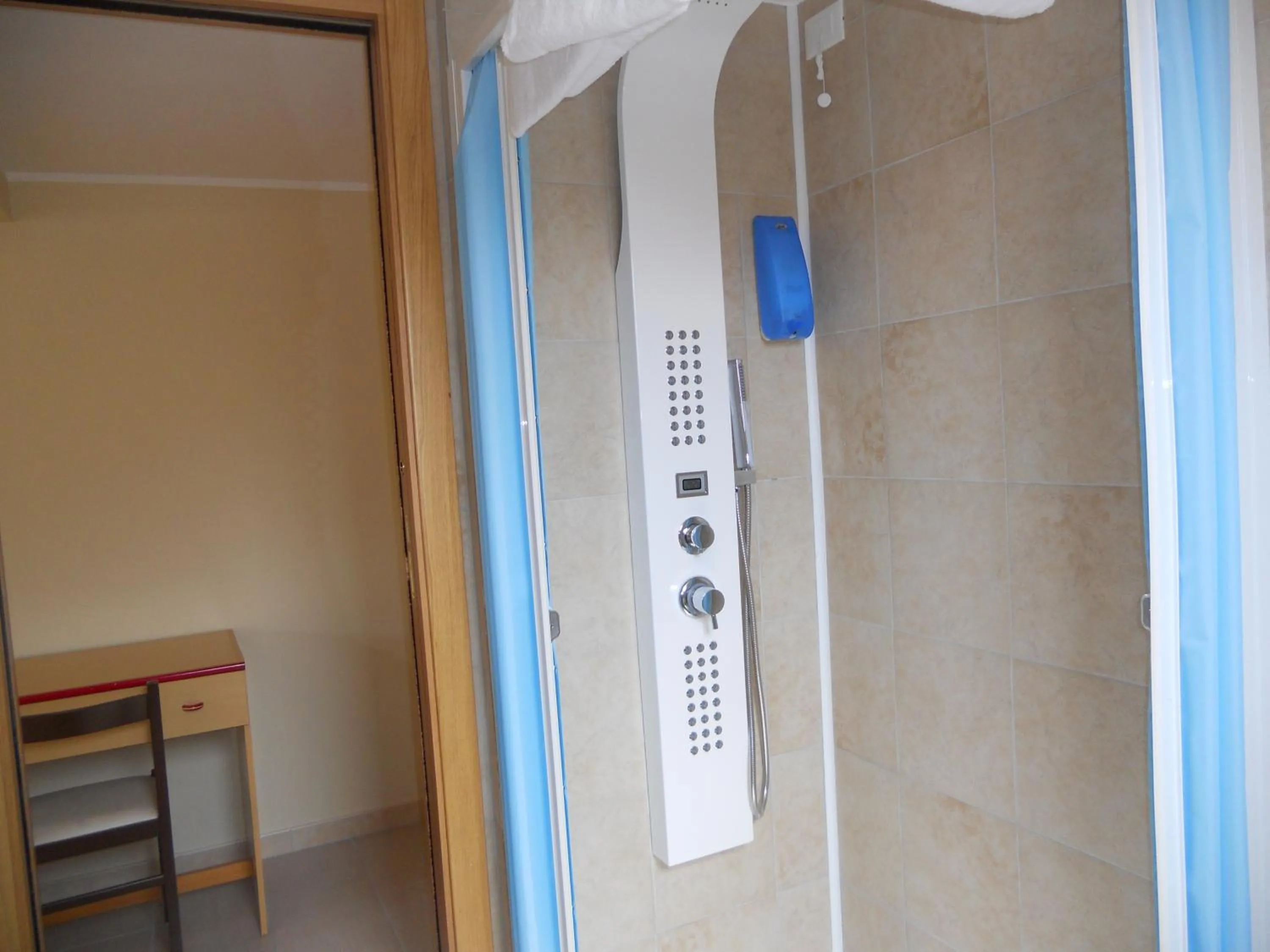 Shower in Hotel Blurelda