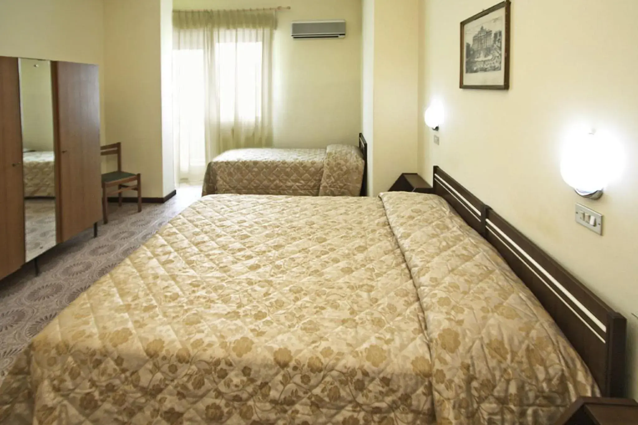 Triple Room with Private Bathroom in Hotel Blurelda Triple Room with Private Bathroom in Hotel Blurelda